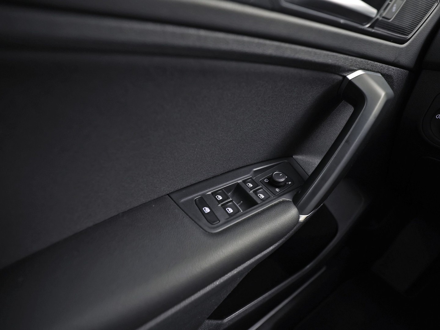 Volkswagen Tiguan 1.4 TSI 4Motion R-Line Sport 150Pk Automaat (VIRTUAL COCKPIT, APPLE CARPLAY, MODE KNOP, GROOT NAVI, ALCANTARA, STOELVERWARMING, SPORTSTOELEN, GETINT GLAS, ADAPTIVE CRUISE, NIEUWSTAAT)