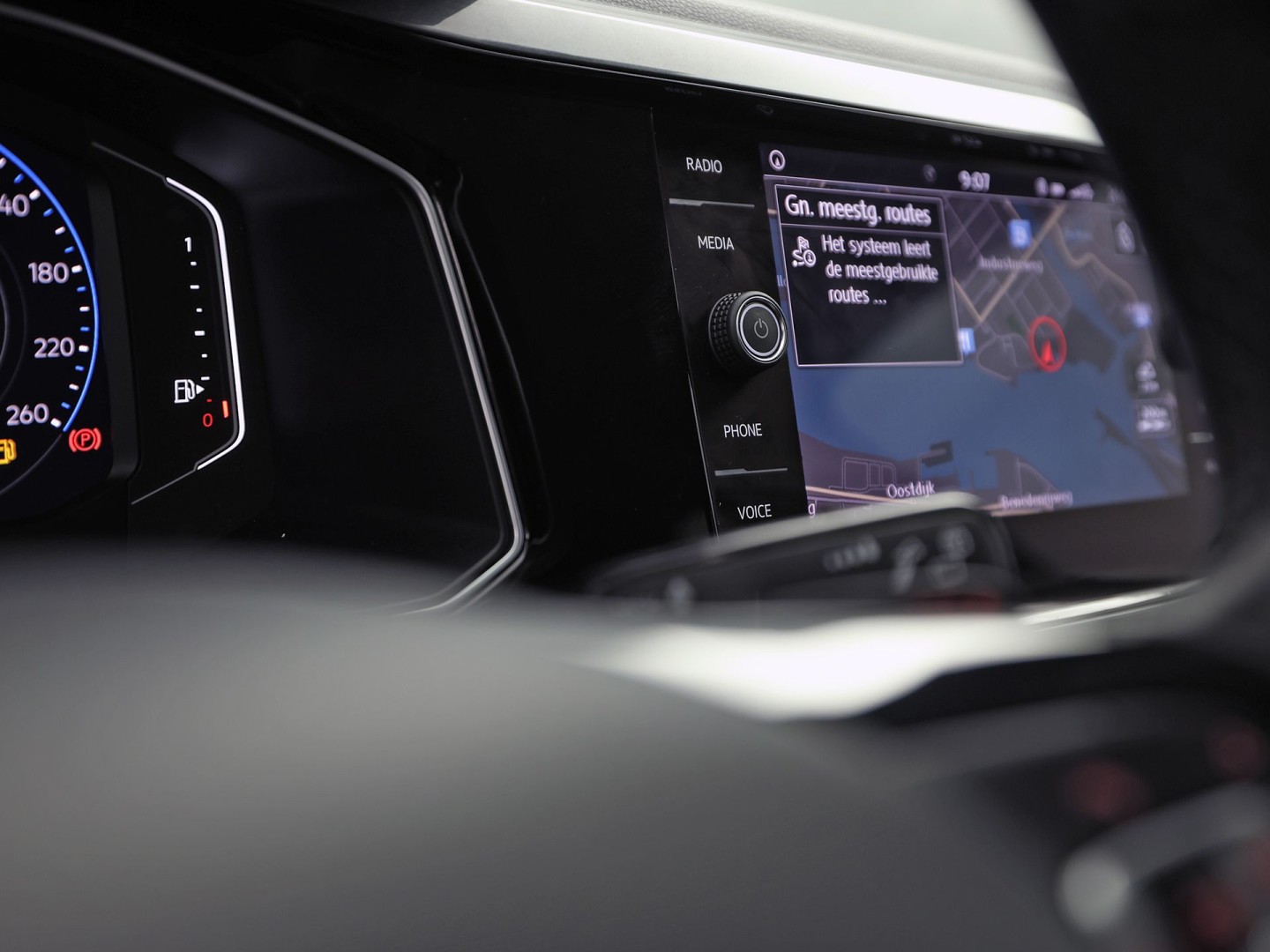 Volkswagen Polo 1.0 TSI Sportline Automaat (VIRTUAL COCKPIT, APPLE CARPLAY, GROOT NAVI, CLIMATE, CAMERA, STOELVERWARMING, SPORTSTOELEN, GETINT GLAS, KEYLESS START, ADAPTIVE CRUISE, NIEUWSTAAT)