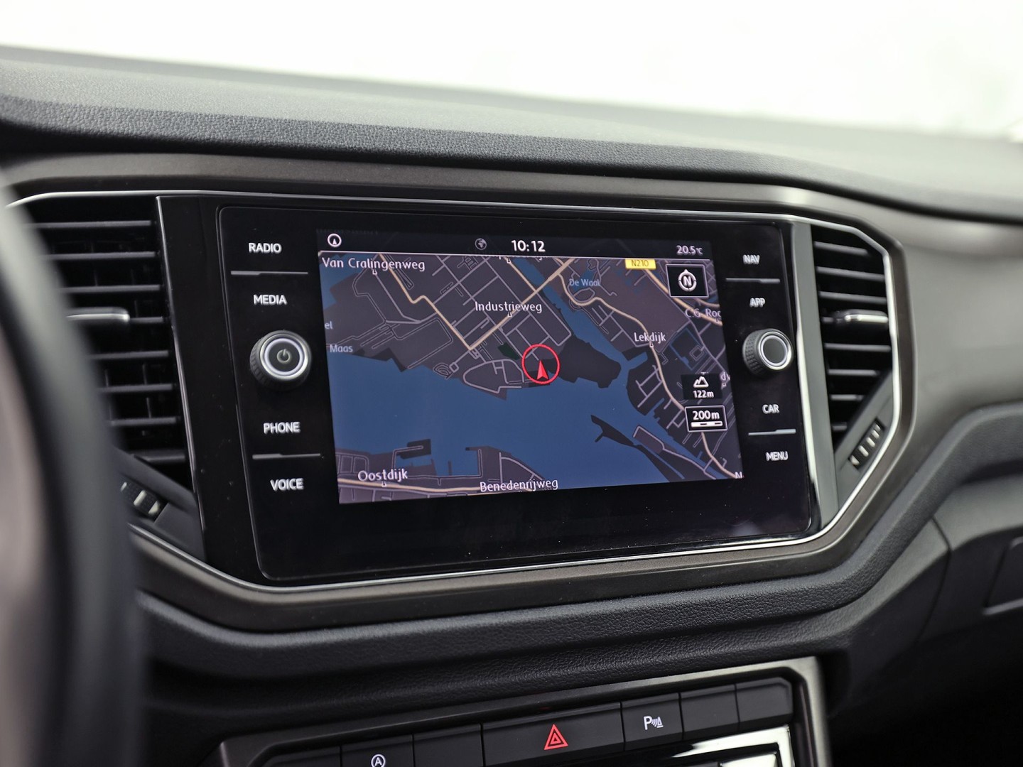 Volkswagen T-Roc 1.0 TSI Sport (APPLE CARPLAY, GROOT NAVI, CLIMATE, STOELVERWARMING, TREKHAAK, SPORTSTOELEN, PARKEERSENSOREN, ADAPTIVE CRUISE, NIEUWSTAAT)