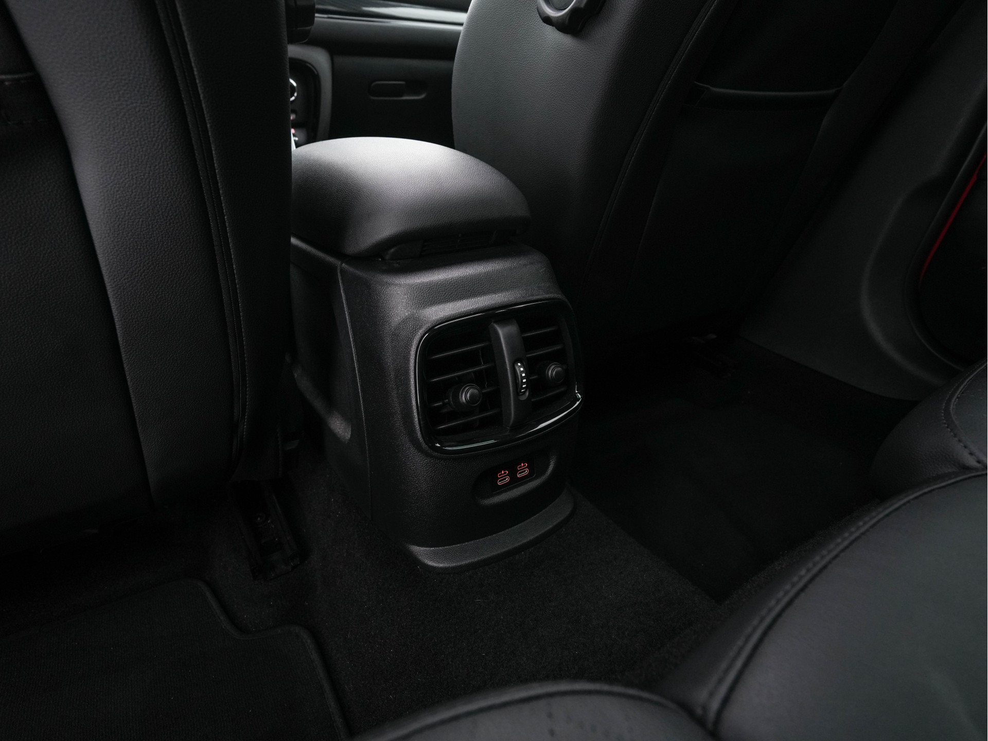 MINI Mini Clubman 2.0 Cooper S ALL4  Premier Plus JCW (INCL-BTW) Aut * PANO | LEATHER | FULL-LED | HEATED-SPORTSEATS | DIGI-COCKPIT | AMBIENT-LIGHT | PRIVACY-GLASS | HEAD-UP | PDC | CAMERA | DAB  | KEYLESS | TOWBAR | 18"ALU*