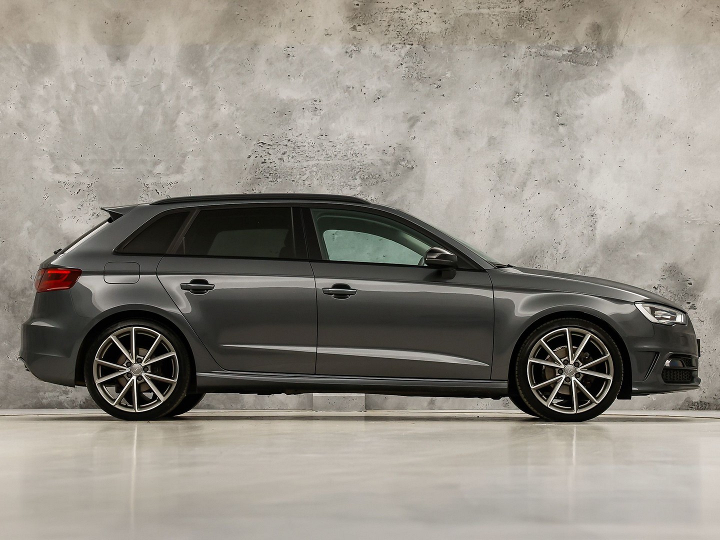 Audi A3 Sportback 1.4 TFSI S-Line Sport Automaat (NAVIGATIE, CLIMATE, LEDER/ALCANTARA, KEYLESS, SPORTSTOELEN, STOELVERWARMING, GETINT GLAS, CRUISE, NIEUWSTAAT)