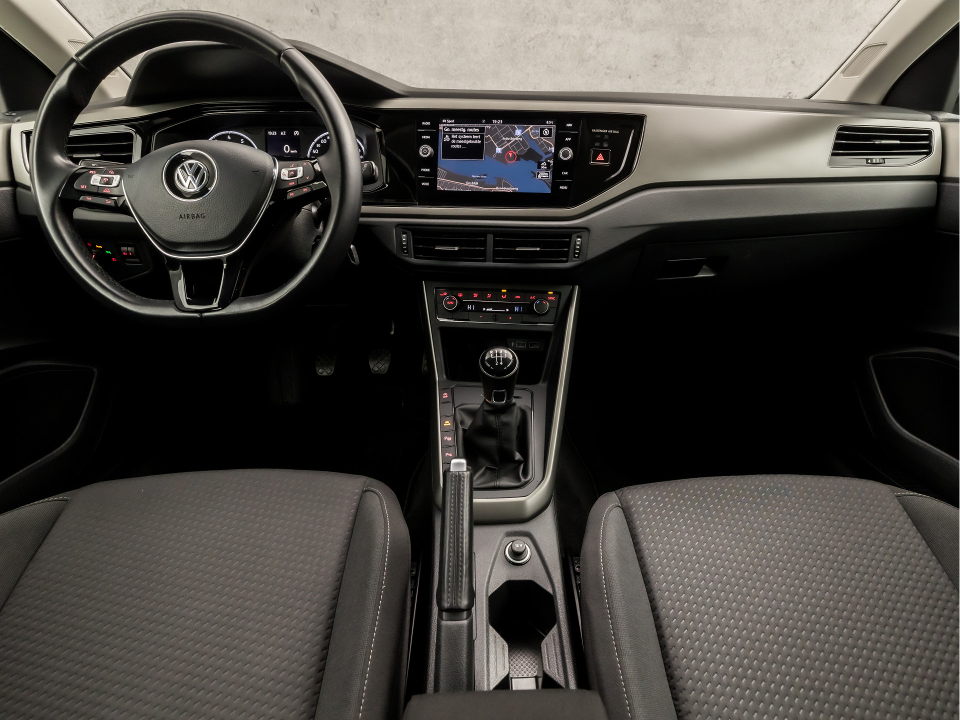 Volkswagen Polo 1.0 TSI Sportline (APPLE CARPLAY, GROOT NAVI, CLIMATE, CAMERA, SPORTSTOELEN, LM VELGEN, ADAPTIVE CRUISE, MODE KNOP, PARKEER ASSISTENT, PARKEERSENSOREN, NIEUWSTAAT)