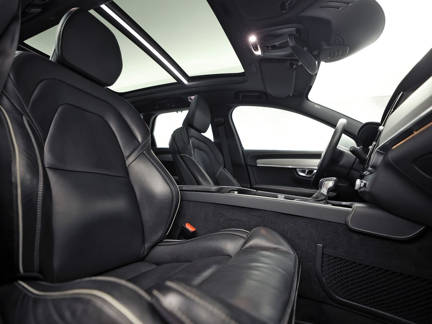 Volvo V90 2.0 T4 R-Design Automaat 190Pk (PANORAMADAK, HARMAN/KARDON, MEMORY SEATS, APPLE CARPLAY, GETINT GLAS, CAMERA, STOELVERWARMING, LEDER, NIEUWE APK, NIEUWSTAAT)