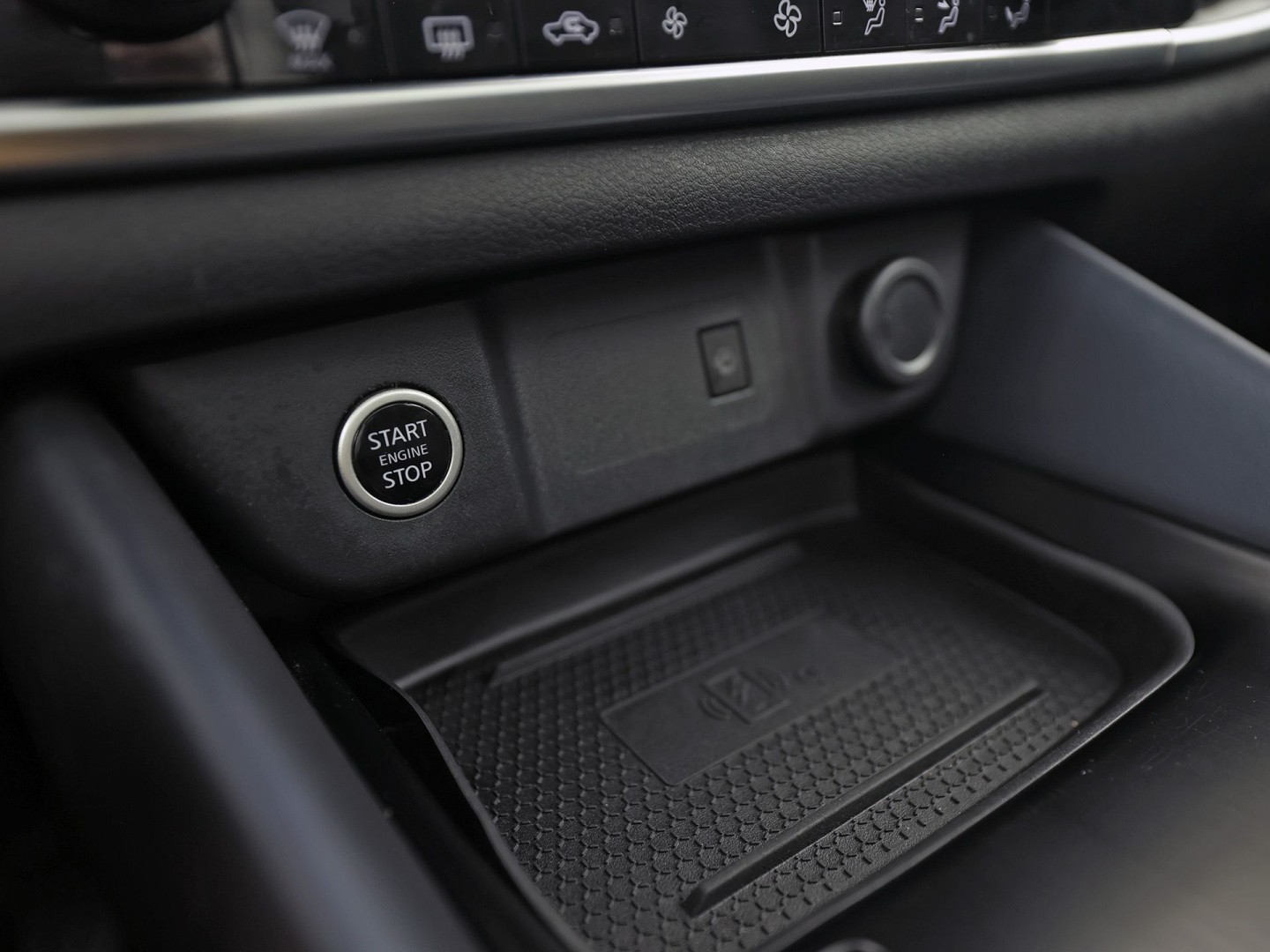 Nissan Qashqai 1.3 MHEV Xtronic Premiere Edition 158Pk Automaat (PANORAMADAK, VIRTUAL COCKPIT, APPLE CARPLAY, GROOT NAVI, 360 CAMERA, LEDER, SPORTSTOELEN, STOELVERWARMING, GETINT GLAS, ADAPTIVE CRUISE, NIEUWSTAAT)