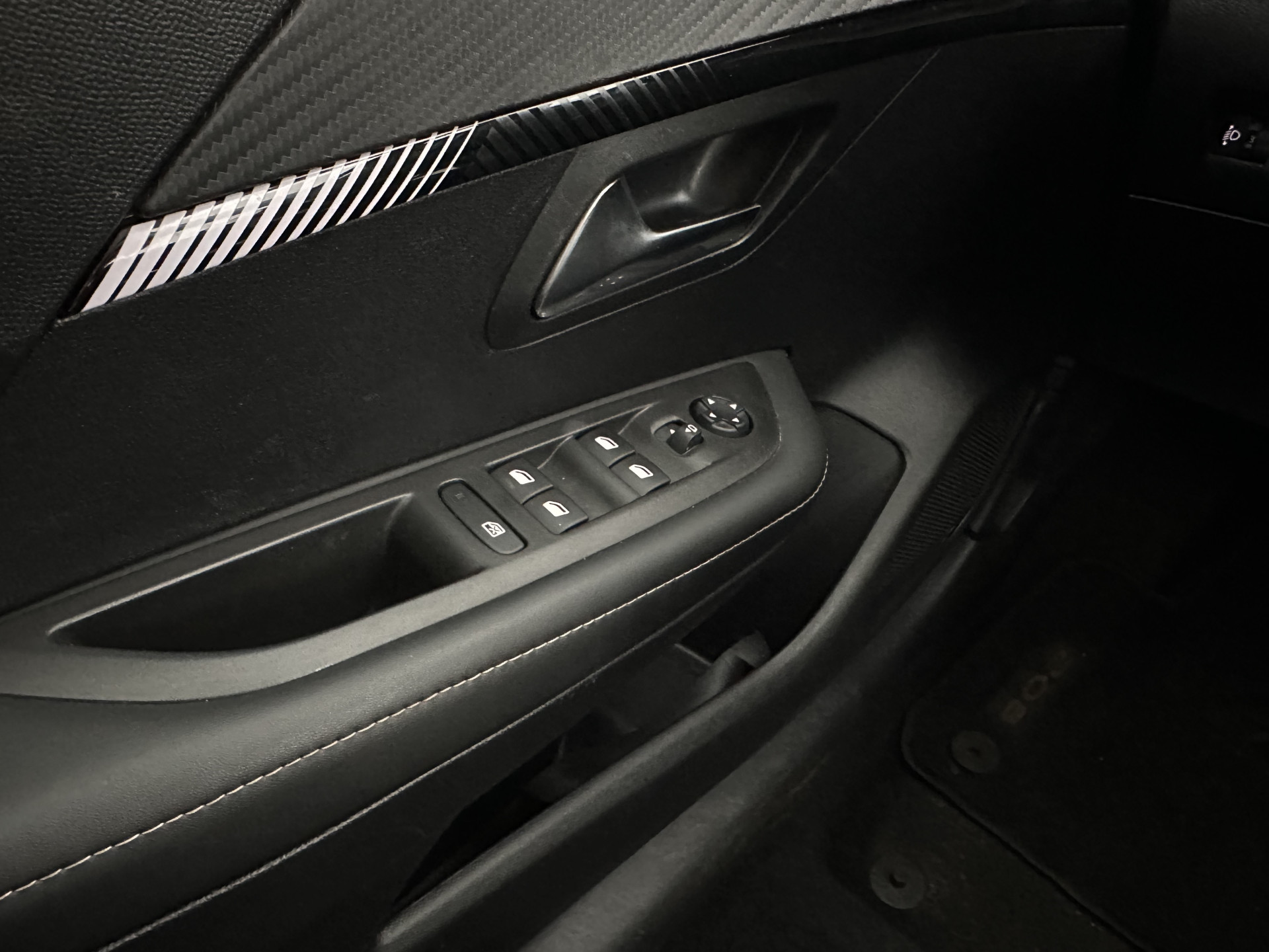 Peugeot e-208 EV Style 50 kWh [3-Fase-11kW] {SOH-96%} (INCL-BTW) Aut. *LEATHER-FABRIC | FULL-LED | HEATED-SPORTSEATS | KEYLESS | PRIVACYGLASS | DAB+ | NAVI-FULLMAP | ECC | PDC | CRUISE | CARBON-INLAY | DIGI-COCKPIT | 16''ALU*