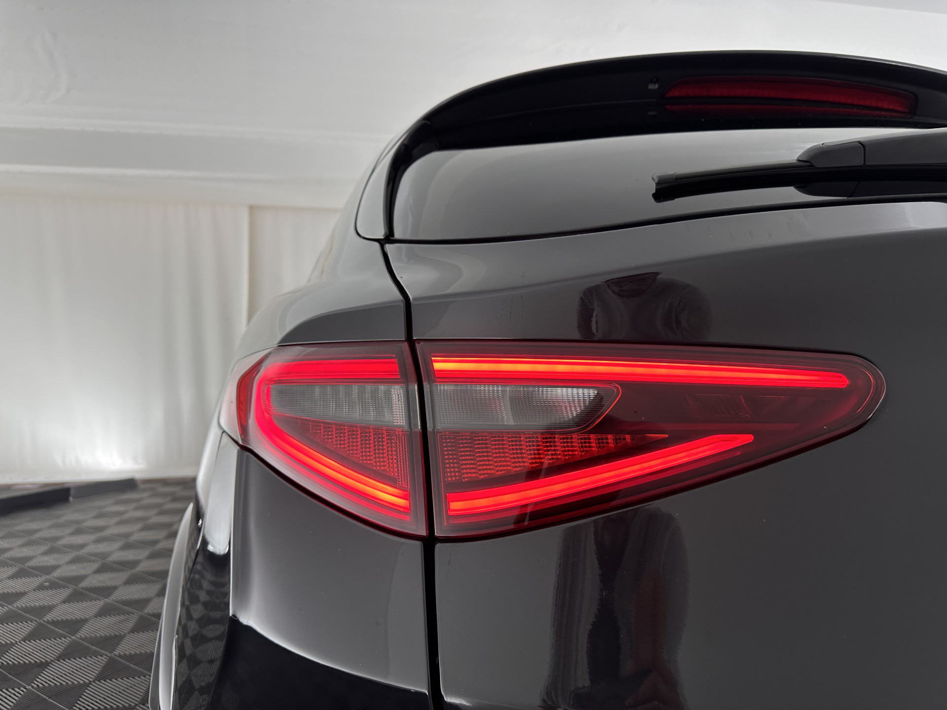 Alfa Romeo Stelvio 2.9 V6 AWD Quadrifoglio (INCL-BTW) Aut. *PANO | LEATHER-ALCANTARA | XENON | ADAPTIVE-CRUISE | BLIND-SPOT | HARMAN/KARDON | MEMORY-PACK | HEATED-SPORTSEATS | DAB+ | KEYLESS | CARPLAY | NAVI-FULLMAP | CARBON-INLAY |..