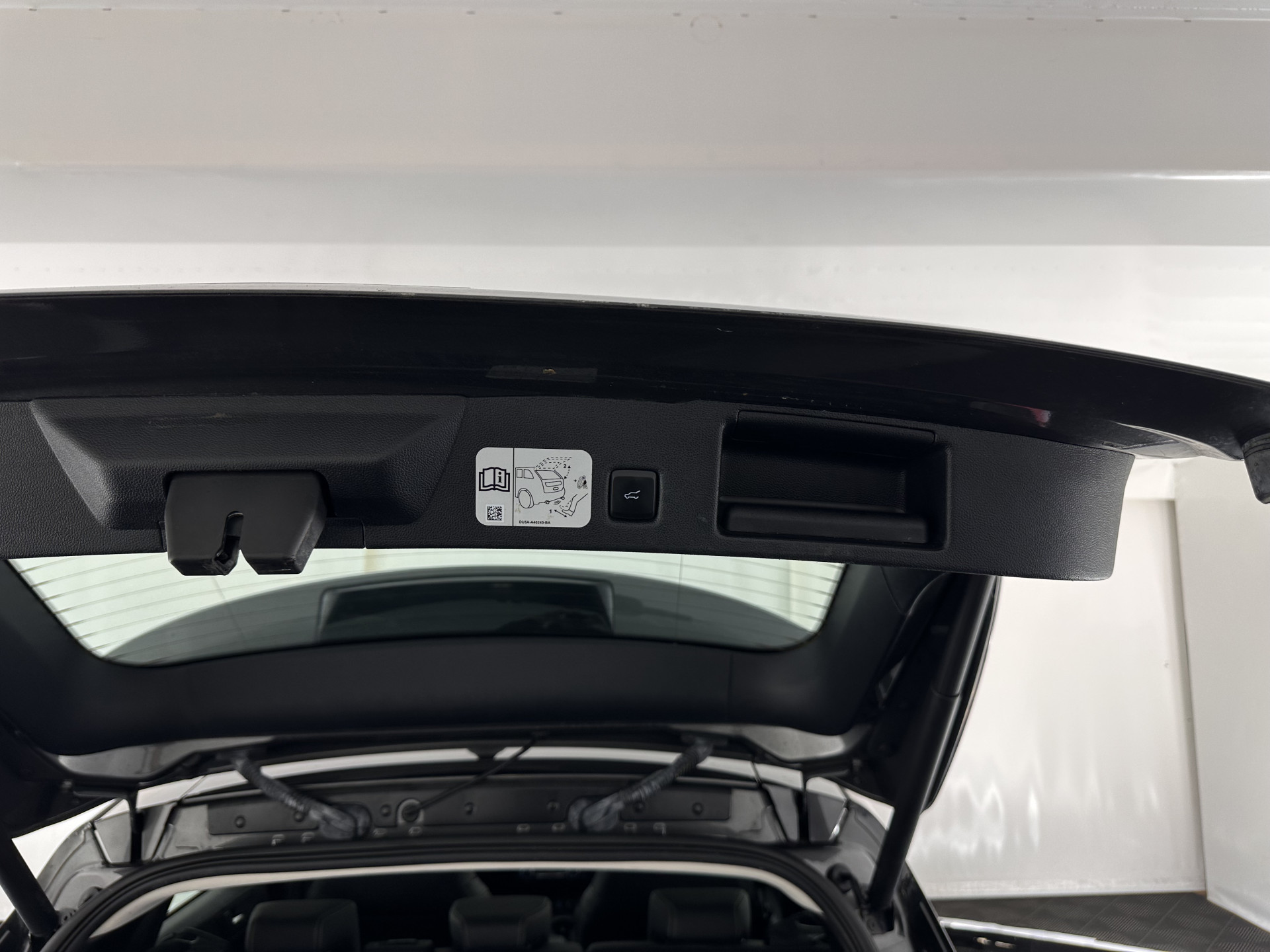 Ford Kuga 2.5 PHEV Vignale (Plug-In) (INCL-BTW) Aut. *HEAD-UP | LEATHER | DIGI-COCKPIT | FULL-LED | KEYLESS | DAB | CARPLAY | NAVI-FULLMAP | MEMORY-PACK | HEATED-COMFORTSEATS | PRIVACYGLASS | TOWBAR | 18''ALU*