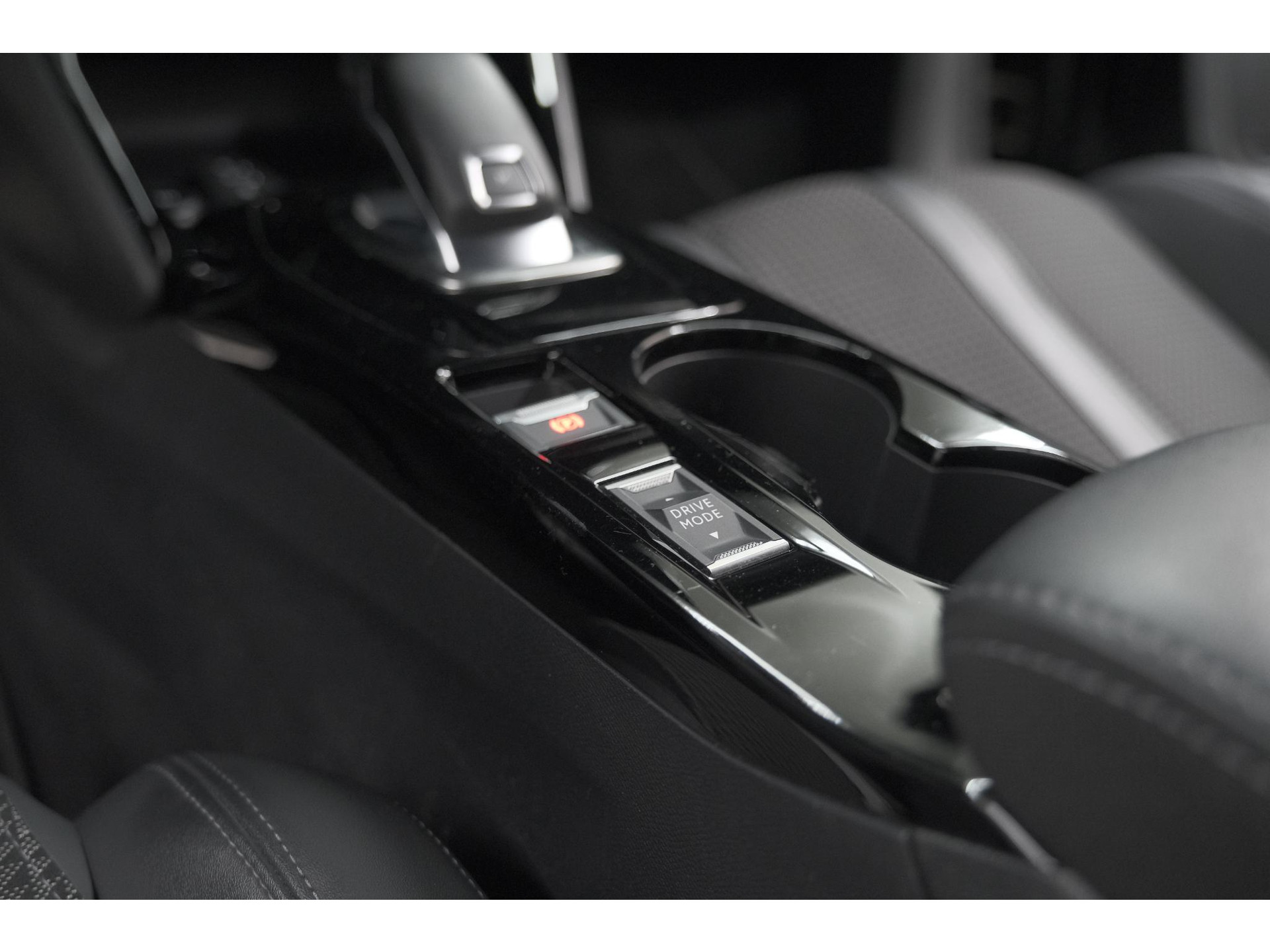 Peugeot 208 PureTech 130 EAT8 GT-Line | Camera | Adaptieve Cruise Control | Stoelverwarming | Navigatie