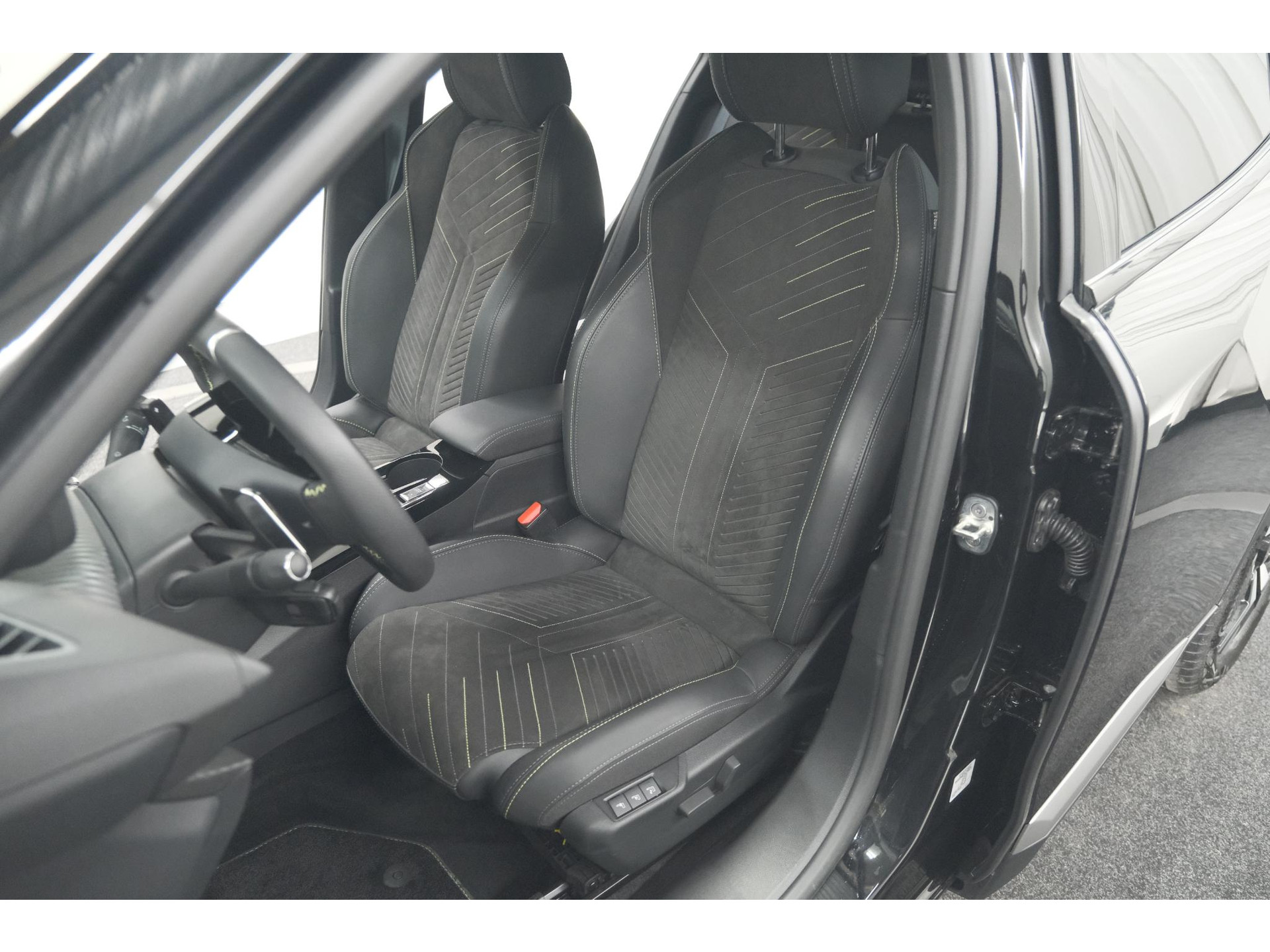 Peugeot 2008 PureTech 130 EAT8 GT | 360 Camera | Adaptieve Cruise Control | Stoelmassage | Apple Carplay