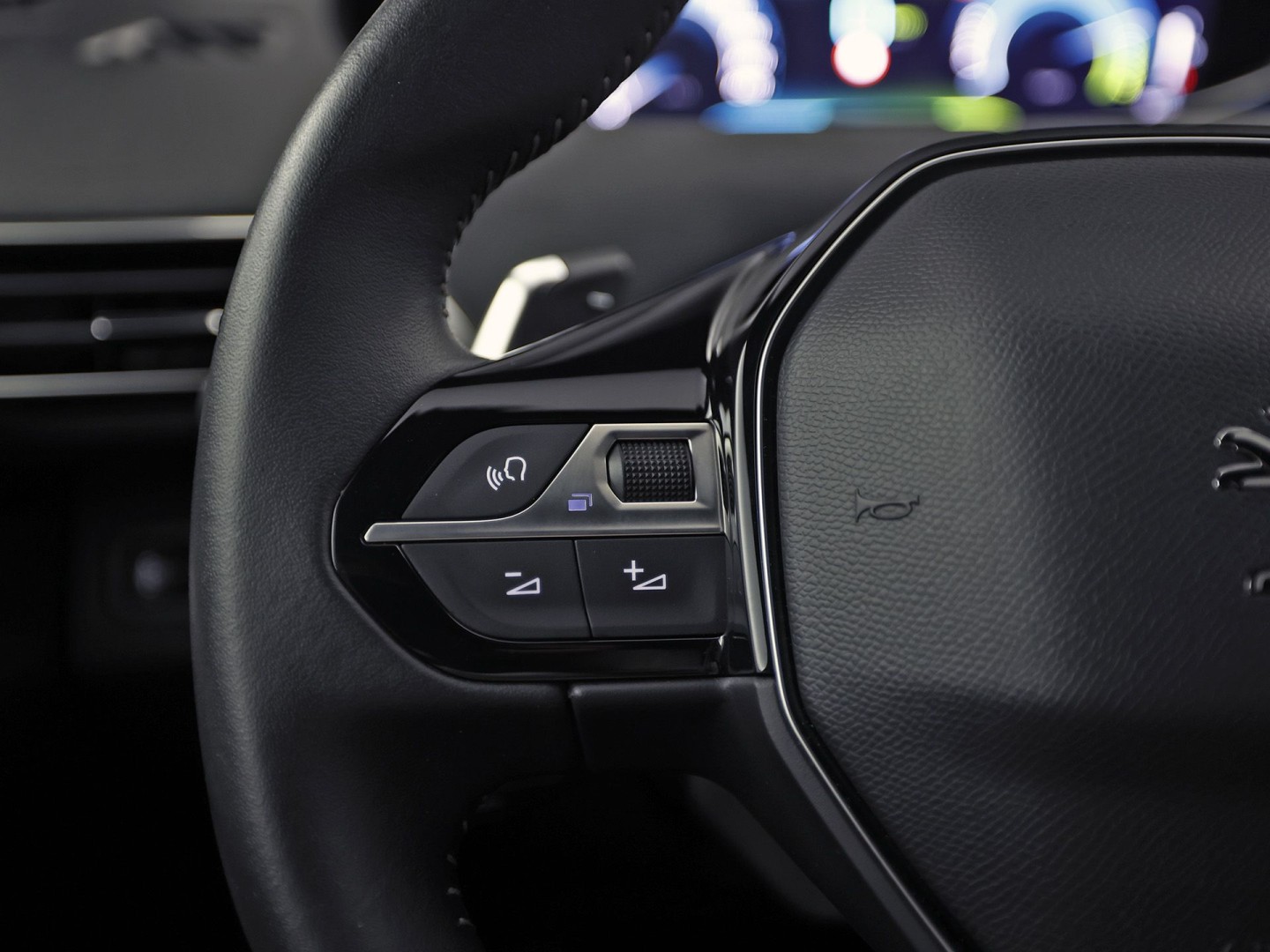 Peugeot 3008 1.6 HYbrid 225 Allure Sport 225Pk Automaat (APPLE CARPLAY, GROOT NAVI, 360 CAMERA, SPORTSTOELEN, LEDER, KEYLESS, GETINT GLAS, LANE ASSIST, NIEUWSTAAT)