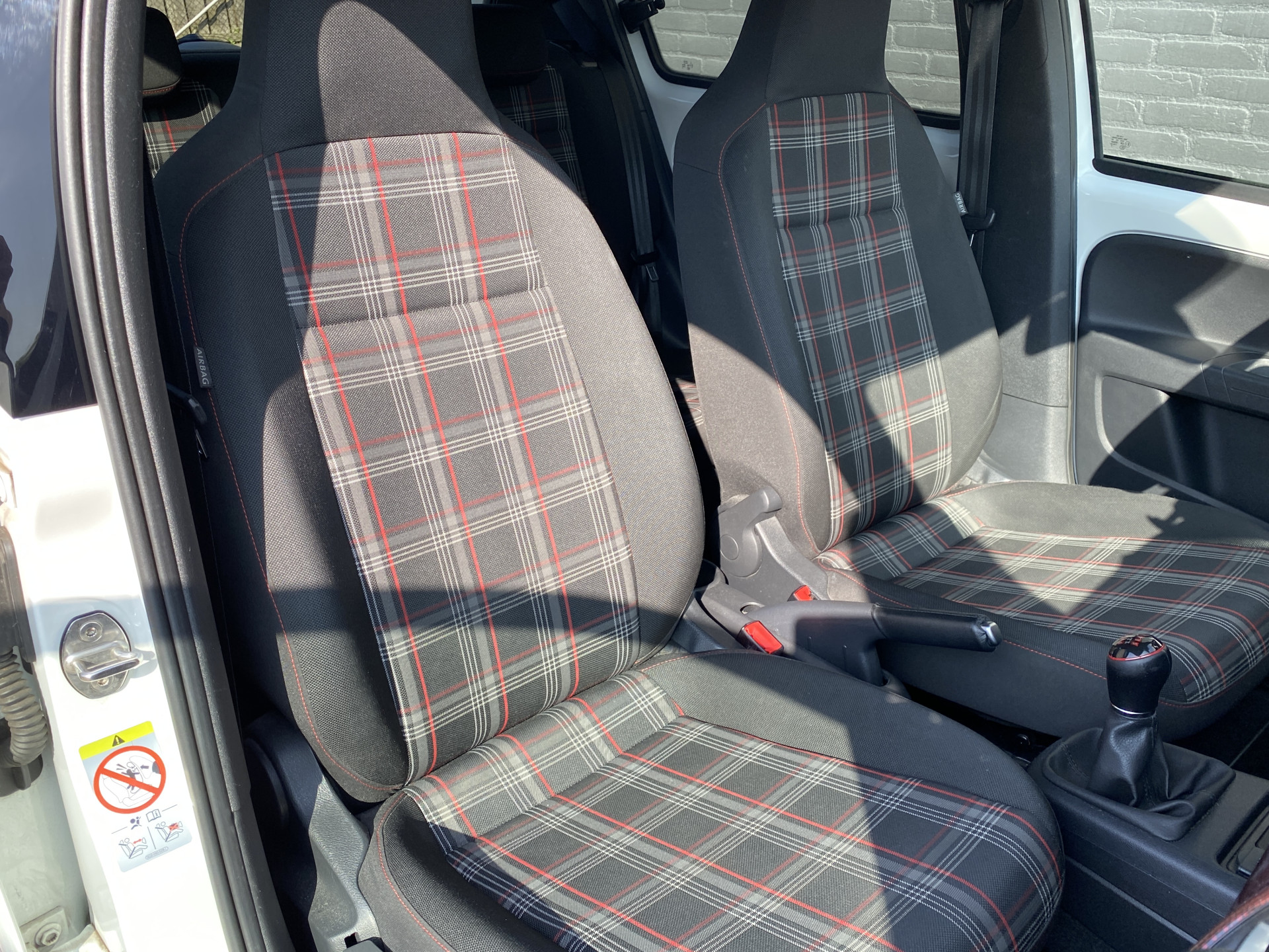 Volkswagen Up! 1.0 TSI GTI 116 pk | 17 inch lichtmetaal | stoelverwarming | climate control | zwart dak-spiegels | NL auto
