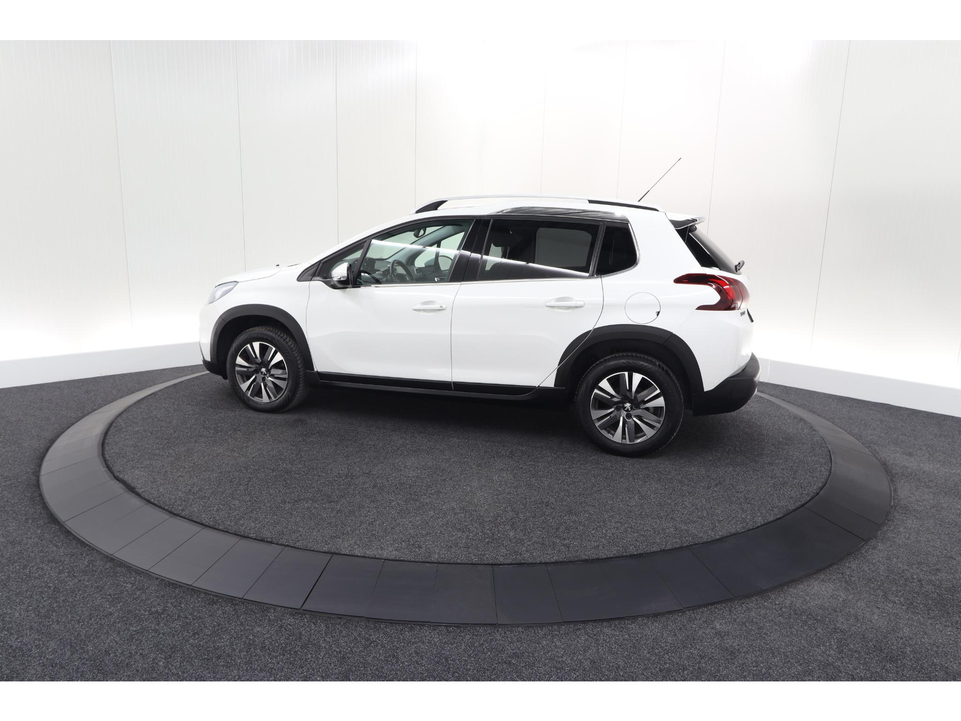 Peugeot 2008 PureTech 130 Allure | Camera | Apple Carplay | Parkeersensoren | Navigatie