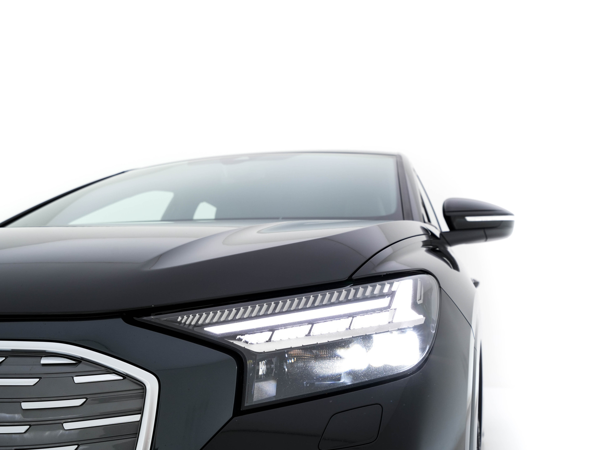 Audi Q4 Sportback e-tron 40 S-Line Edition 77 kWh [ 3-Fase ] {SOH-92%} (INCL-BTW) *HEAT-PUMP | LEATHER-FABRIC | MATRIX-LED | ADAPTIVE-CRUISE | AMBIENT-LIGHT | DIGI-COCKPIT | AUDI-SOUND | DAB+ | KEYLESS | SHIFT-PADDLES | CAMERA | HEATED-SPORTSEATS | 20''AL