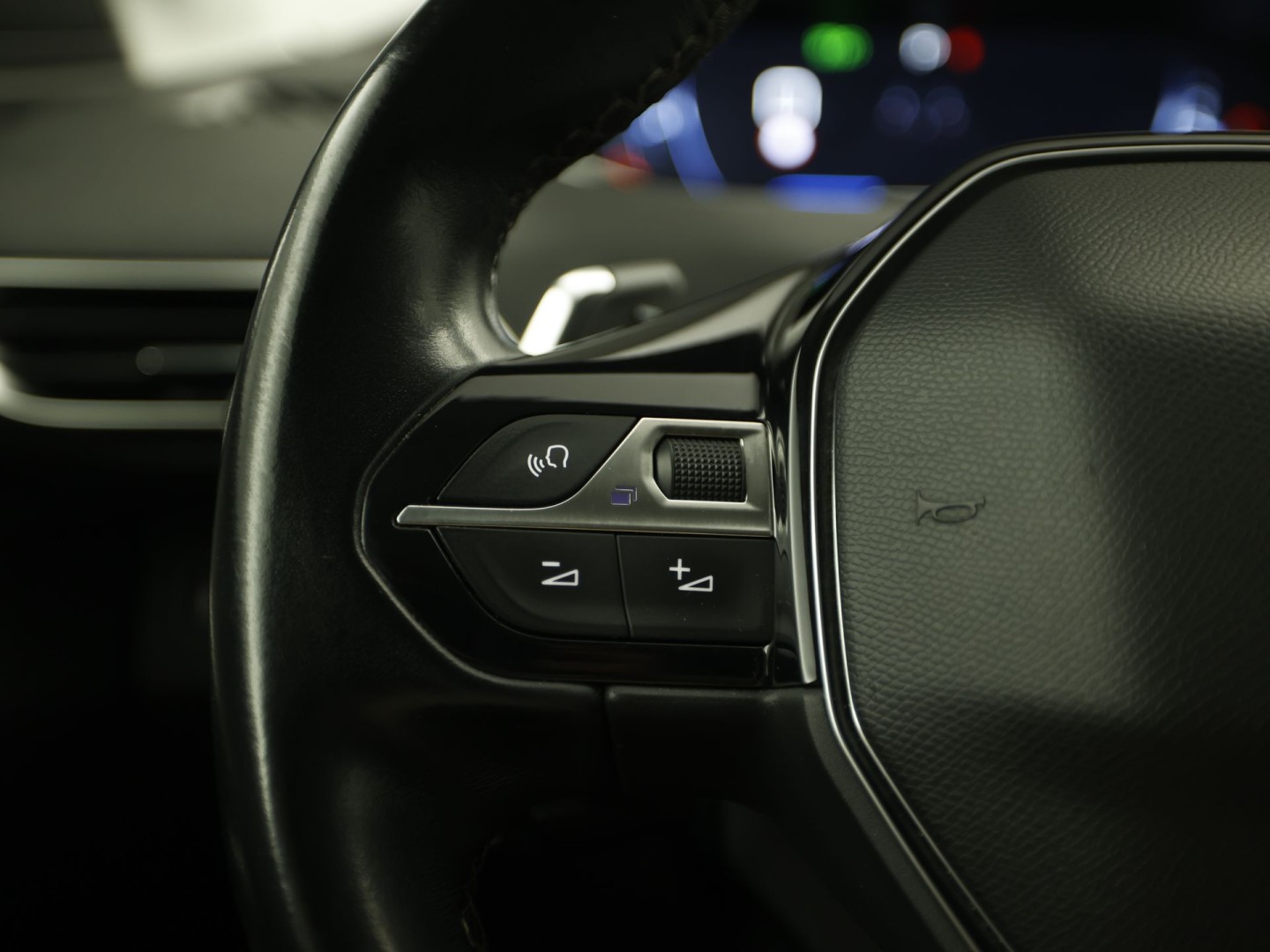 Peugeot 3008 1.2 PureTech Allure Sport Automaat (APPLE CARPLAY, GROOT NAVI, 360 CAMERA, STOELVERWARMING, LEDER, SPORTSTOELEN, ADAPTIVE CRUISE, GETINT GLAS, KEYLESS, NIEUWSTAAT)