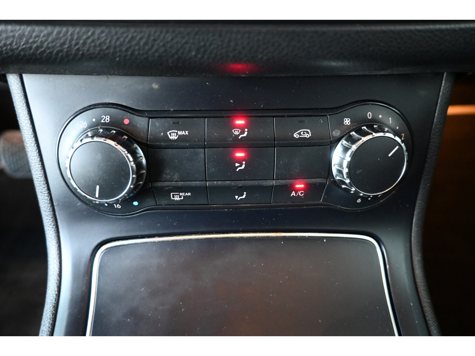 Mercedes-Benz B-klasse 180 Ambition Automaat Cruise Airco Navigatie Trekhaak Panoramdak 1e Eigenaar Inruil Mogelijk!
