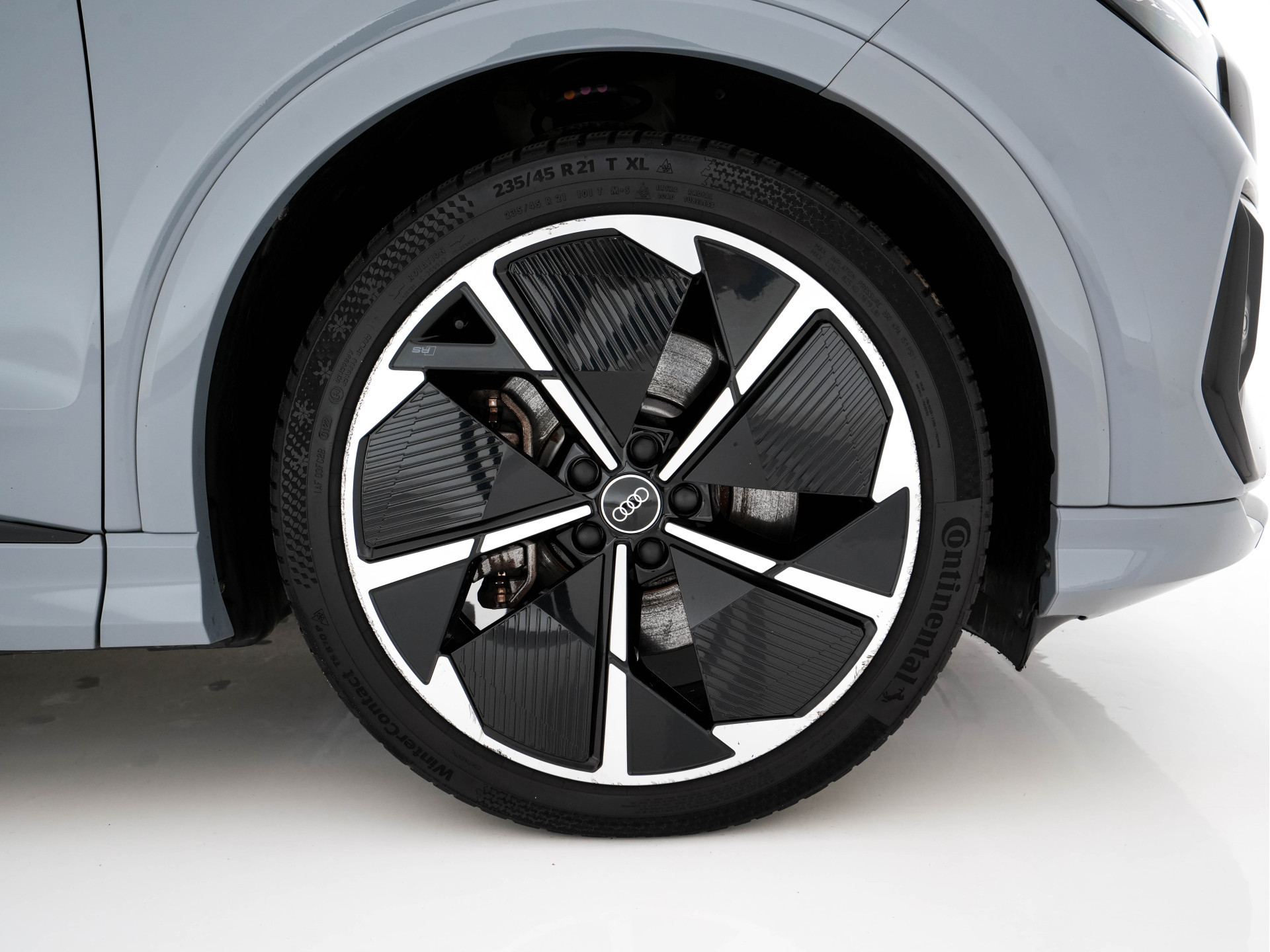 Audi Q4 e-tron 40 S-line Launch edition Competition 77 kWh [ 3-Fase-11kW ] {SOH-93%} (INCL-BTW) *HEATPUMP | LEATHER-FABRIC | SONOS-AUDIO | MATRIX-LED | ADAPTIVE-CRUISE | HEATED-SPORTSEATS | AMBIENTLIGHT | DIGI-COCKPIT | CAMERA | KEYLESS | DAB+ | NAVI-FULL