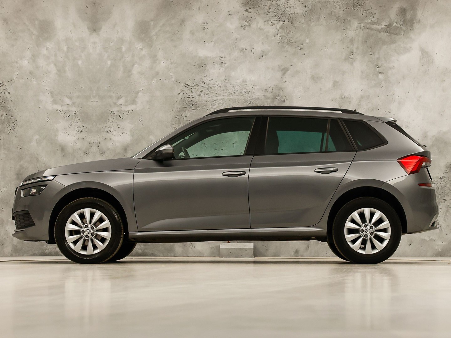Škoda Kamiq 1.0 TSI Sport Automaat (KUIPSTOELEN, VIRTUAL COCKPIT, APPLE CARPLAY, GROOT NAVI, STOELVERWARMING, ADAPTIVE CRUISE, GETINT GLAS, ZWART HEMEL, NIEUWSTAAT)