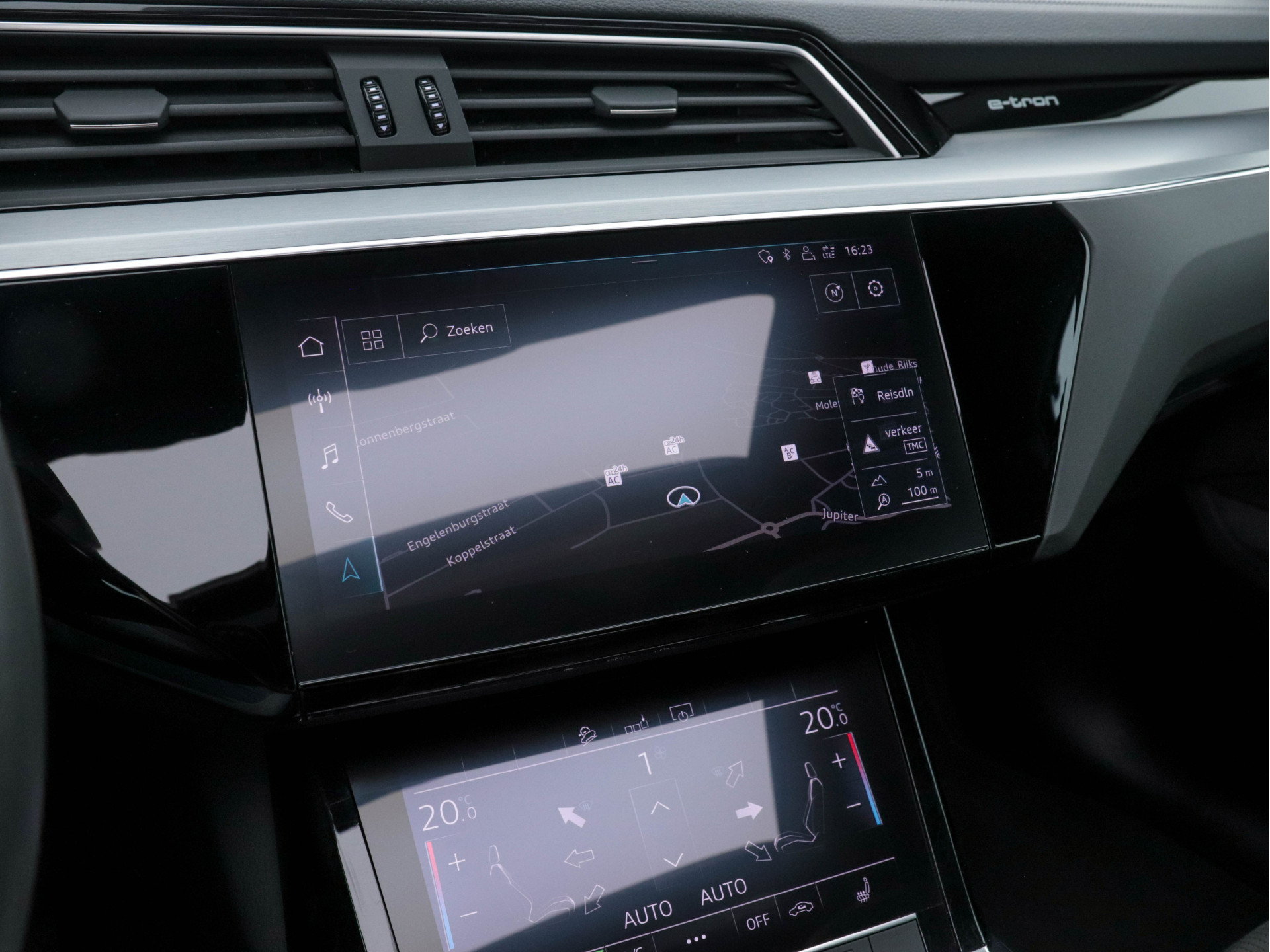 Audi e-tron 55 Quattro S-line 95 kWh [ 3-Fase ] (INCL-BTW) *PANO | FULL-LED | NAVI-FULLMAP | KEYLESS | LEATHER-ALCANTARA | AIR-SUSPENSION | CRUISE | DIGI-COCKPIT | MEMORY-PACK | SHIFT-PADDLES | HEATED-SPORTSEATS | 20"ALU*