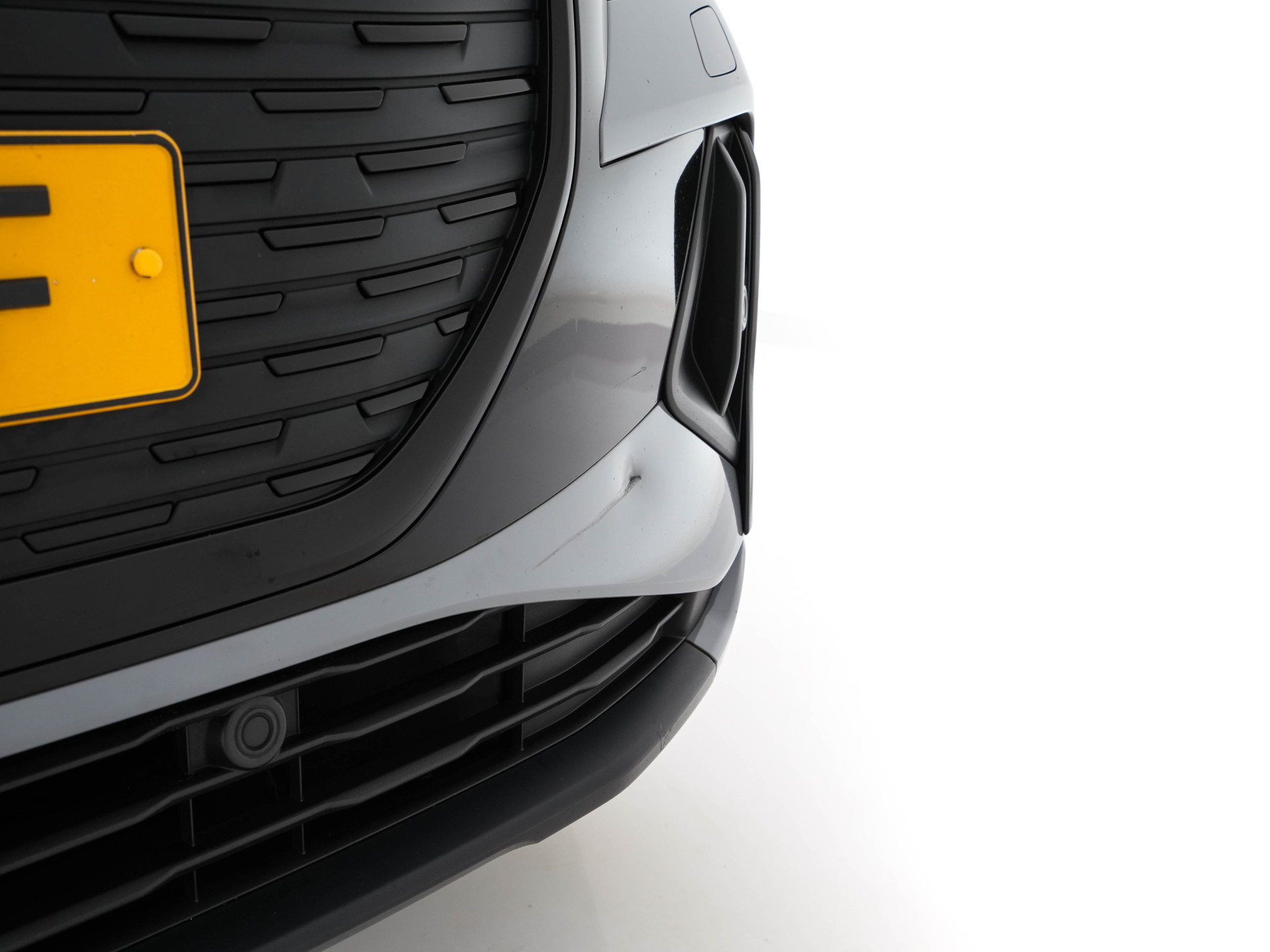 Audi Q4 e-tron 40 S-line Launch edition Competition 77 kWh [ 3-Fase-11kW ] {SOH-93%} (INCL-BTW) *HEATPUMP | LEATHER-FABRIC | SONOS-AUDIO | MATRIX-LED | ADAPTIVE-CRUISE | HEATED-SPORTSEATS | AMBIENTLIGHT | DIGI-COCKPIT | CAMERA | KEYLESS | DAB+ | NAVI-FULL