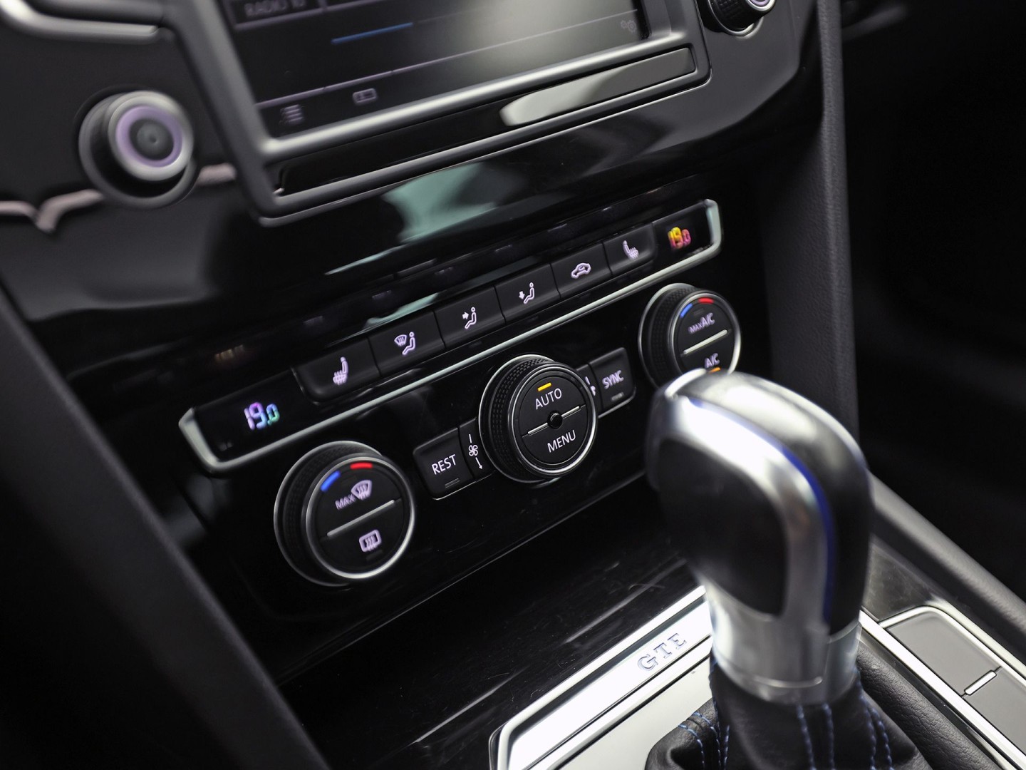 Volkswagen Passat Variant 1.4 TSI GTE HighLine Sport Automaat (PANORAMADAK, APPLE CARPLAY, SOH 77,9%, GROOT NAVI, CAMERA, TREKHAAK, KEYLESS, SPORTSTOELEN, STOELVERWARMING, GETINT GLAS, NIEUWSTAAT)