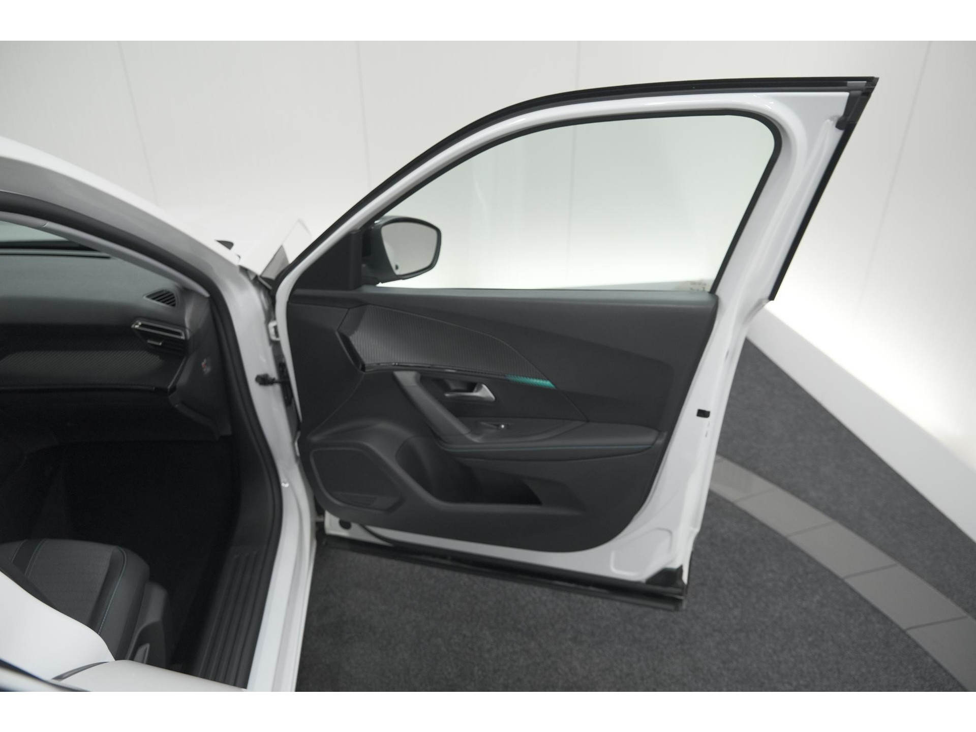 Peugeot 2008 PureTech 102 Allure Pack | Allseason Banden | Parkeersensoren | Apple Carplay