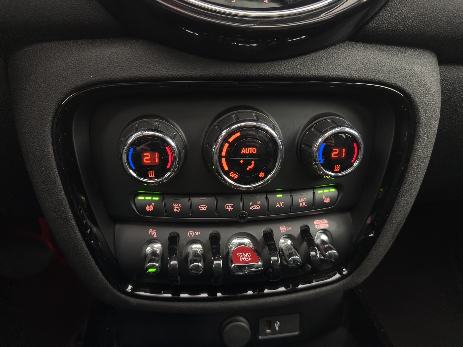 MINI Mini Clubman 2.0 Cooper S ALL4  Premier Plus JCW (INCL-BTW) Aut * PANO | LEATHER | FULL-LED | HEATED-SPORTSEATS | DIGI-COCKPIT | AMBIENT-LIGHT | PRIVACY-GLASS | HEAD-UP | PDC | CAMERA | DAB  | KEYLESS | TOWBAR | 18"ALU*