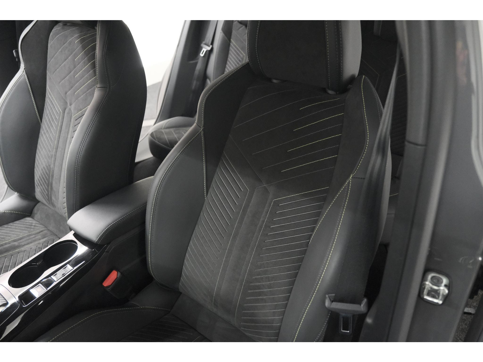 Peugeot 2008 PureTech 130 EAT8 GT | 360 Camera | Stoelmassage | Adaptieve Cruise Control | Dodehoekdetectie