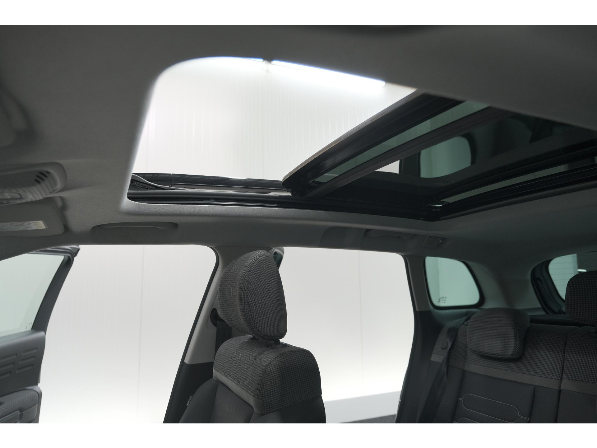 Citroen C3 Aircross PureTech 110 EAT6 Shine | Trekhaak | Panoramadak | Head-Up Display | Camera | Navigatie