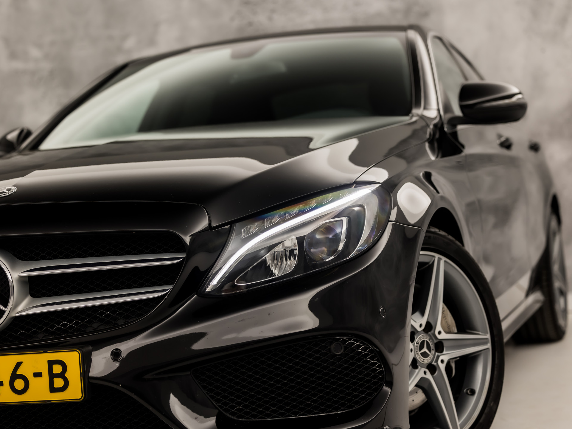 Mercedes-Benz C-Klasse 180 AMG Sport 156Pk Automaat (NAVIGATIE, CAMERA, LEDER, ZWART HEMEL, STOELVERWARMING, SPORTSTOELEN, GETINT GLAS, NIEUWSTAAT)