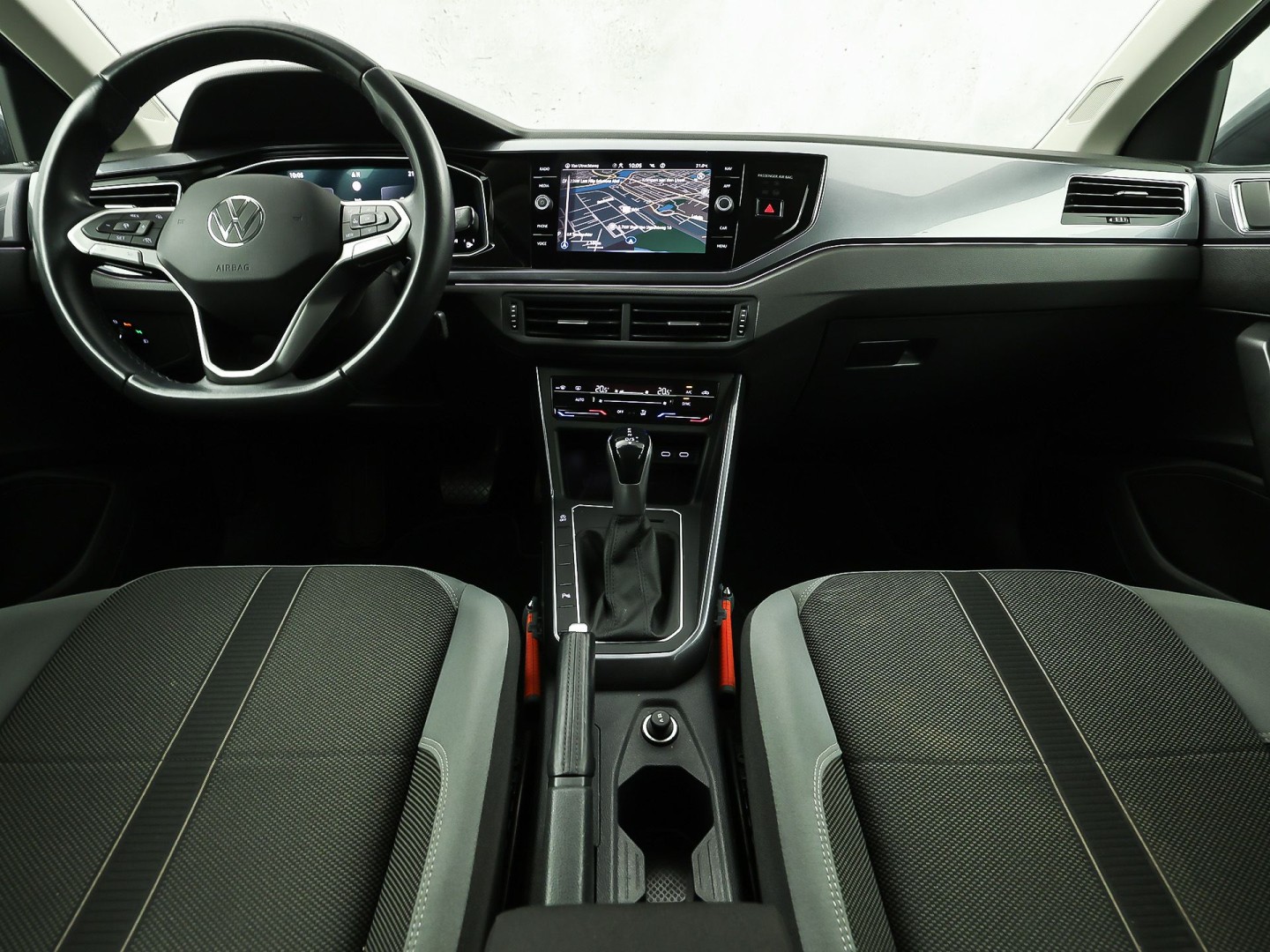 Volkswagen Polo 1.0 TSI Sport Automaat (VIRTUAL COCKPIT, APPLE CARPLAY, GROOT NAVI, CLIMATE, SPORTSTOELEN, LED KOPLAMPEN, GETINT GLAS, PARKEERSENSOREN, NIEUWSTAAT)