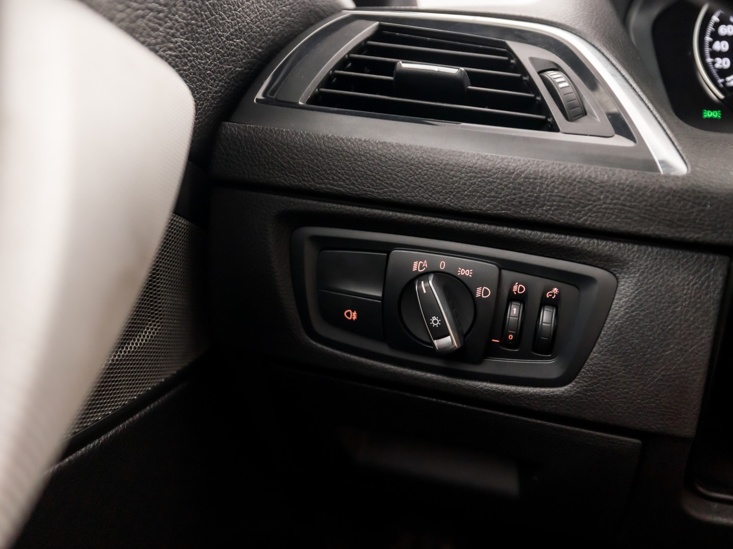 BMW M140i M Sport High Executive 340Pk Automaat (6 CILINDER, M PAKKET, HARMAN/KARDON, ALCANTARA, CAMERA, SPORTSTOELEN, M SPORTREMMEN, NAVIGATIE, STOELVERWARMING, GETINT GLAS, NIEUWSTAAT)