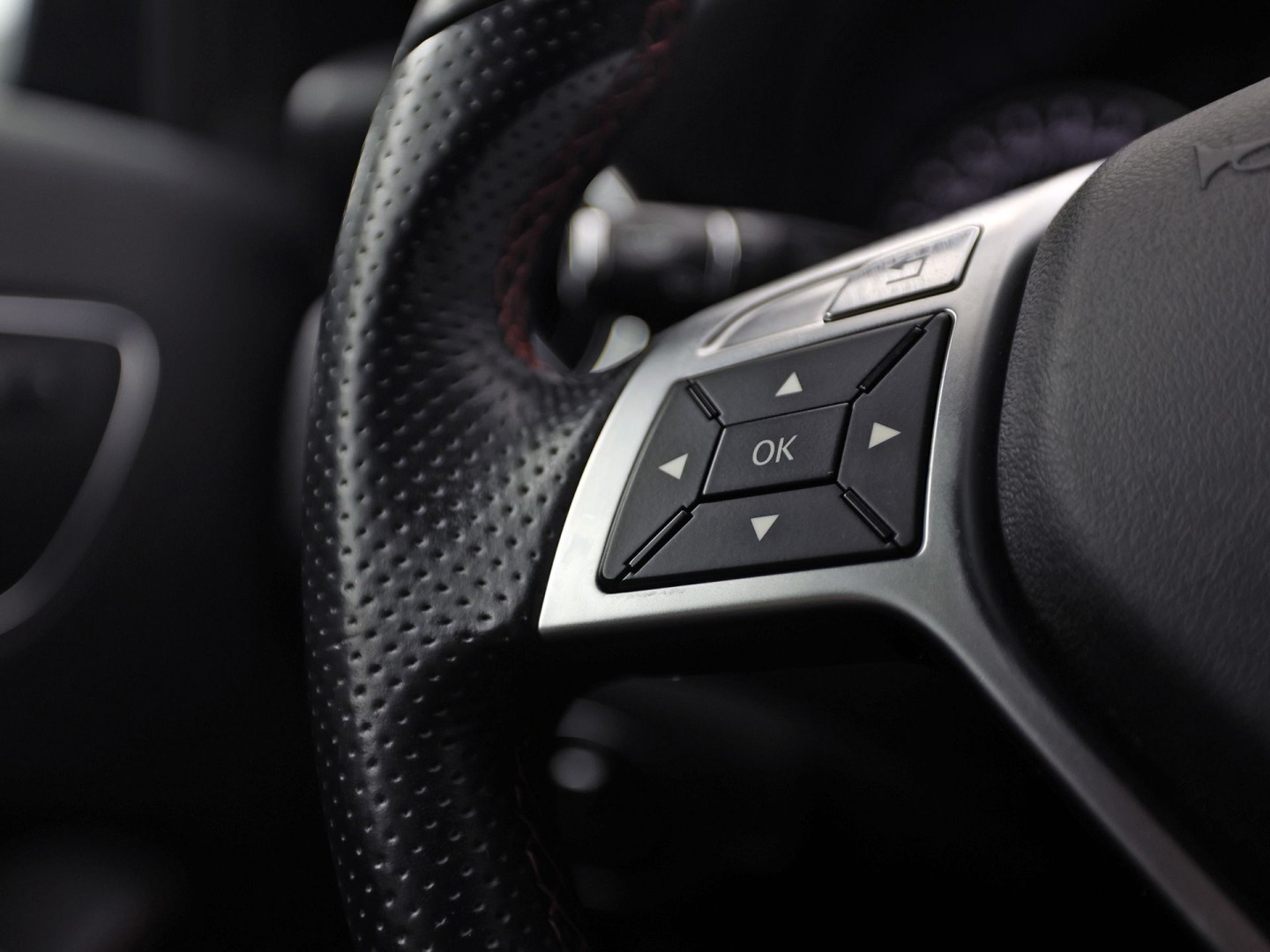 Mercedes-Benz A-Klasse 180 AMG Prestige Sport (NAVIGATIE, SPORTSTOELEN, MEMORY SEAT, STOELVERWARMING, LM VELGEN, GETINT GLAS, NIEUWE APK)