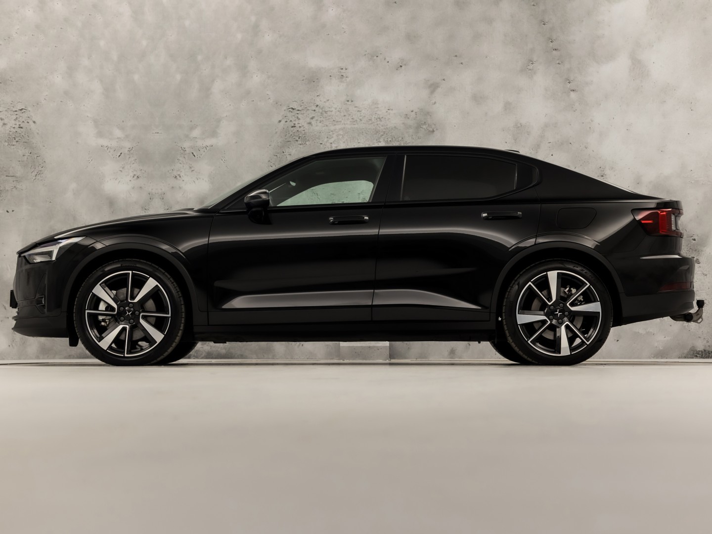 Polestar 2 Long Range Dual Motor Launch Edition 78kWh 408Pk Automaat (PANORAMADAK, HARMAN/KARDON, APPLE CARPLAY, 360 CAMERA, STOELVENTILATIE, MEMORY SEATS, GETINT GLAS, TREKHAAK, ELEK ACHTERKLEP, NIEUWSTAAT)