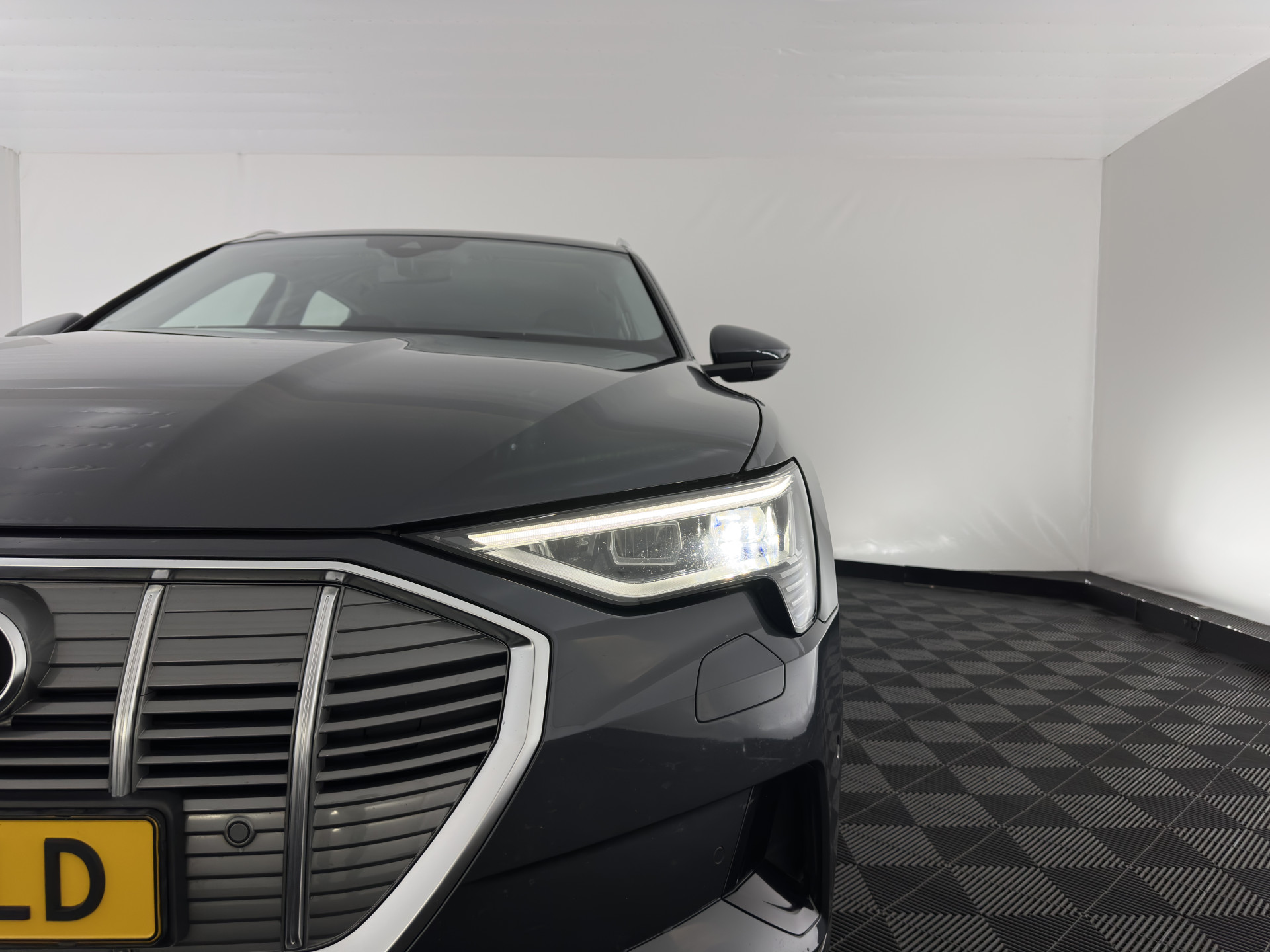 Audi e-tron 50 Quattro *ELECTRO-MOTOR AUDIBLE* Launch edition 71 kWh [ 3-Fase ] {SOH-100%} (INCL-BTW) Aut. *FULL-LED | DIGI-COCKPIT | NAVI-FULLMAP | HEATED-COMFORTSEATS | KEYLESS | AUDI-SOUND | SHIFT-PADDLES | ECC | PDC | CRUISE | 20''ALU*