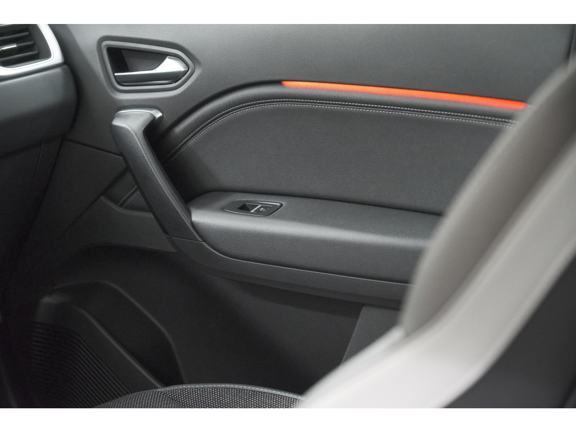 Renault Captur Mild Hybrid 140 EDC Techno | Camera | 9.3 Inch Scherm | Apple Carplay | Parkeersensoren | Allseason Banden | Stoelverwarming