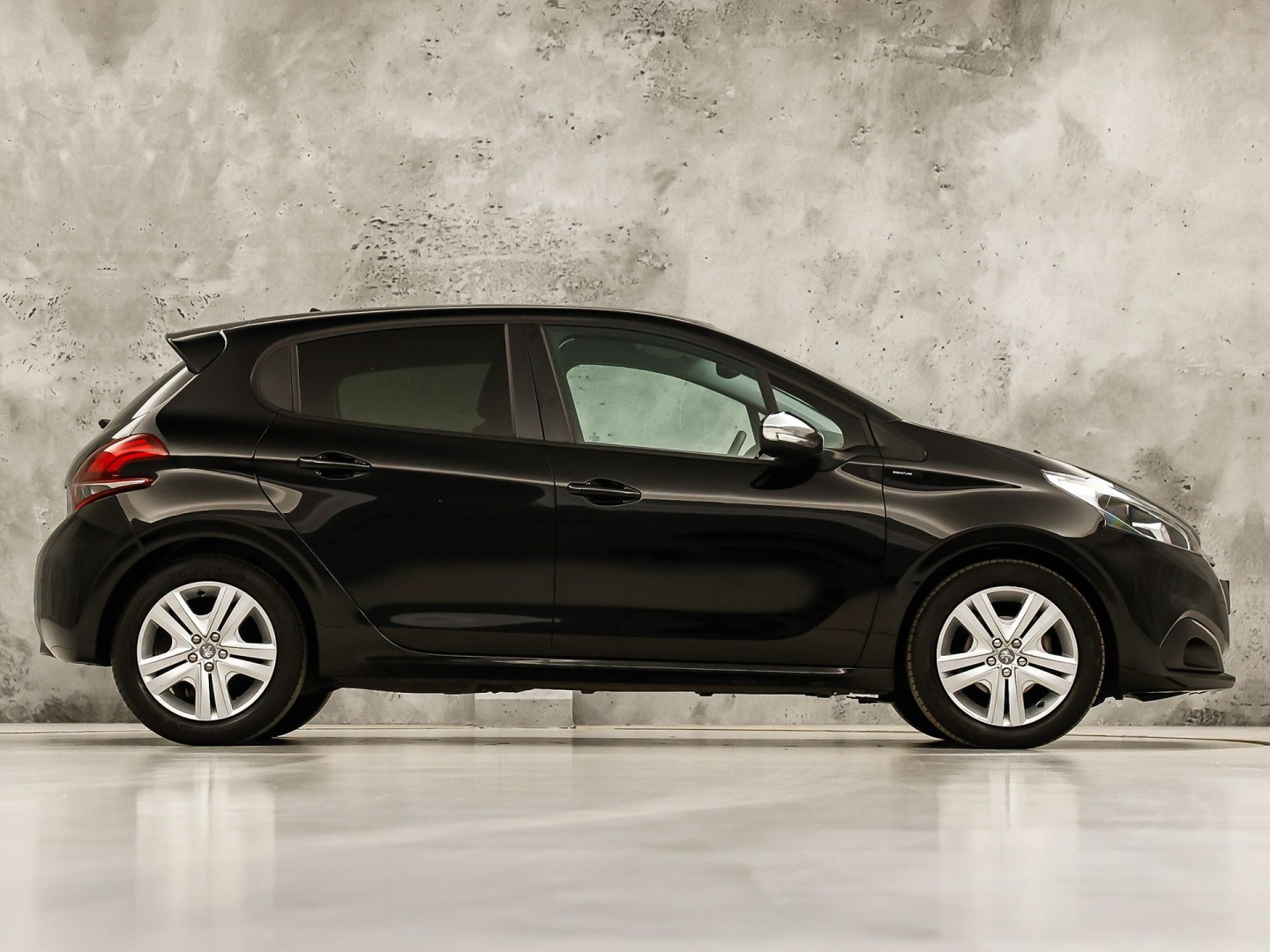 Peugeot 208 1.2 PureTech Signature (APPLE CARPLAY, LOGISCH NAP, NAVIGATIE, GETINT GLAS, SPORTSTOELEN, PARKEERSENSOREN, LM VELGEN, CRUISE, NIEUWSTAAT)