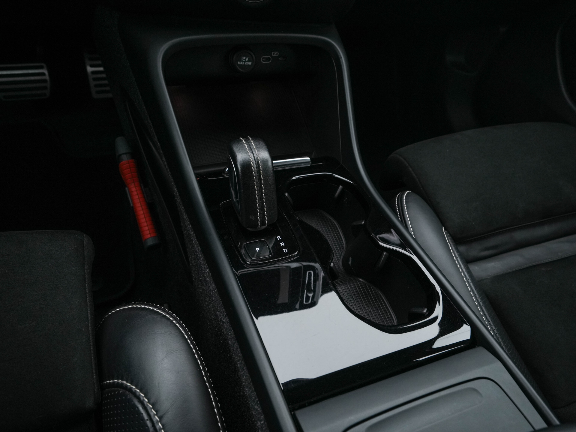 Volvo XC40 Recharge P8 AWD R-Design [ 3-Fase ] {SOH-89%} (INCL-BTW) *LEATHER-ALCANTARA | DIGI-COCKPIT | FULL-LED | PREMIUM-AUDIO | TOP-VIEW | CARPLAY | NAVI-FULLMAP | ECC | PDC | KEYLESS | HEATED-SPORTSEATS | BLIS | PRIVACY-GLASS | TOWBAR | 19 "ALU