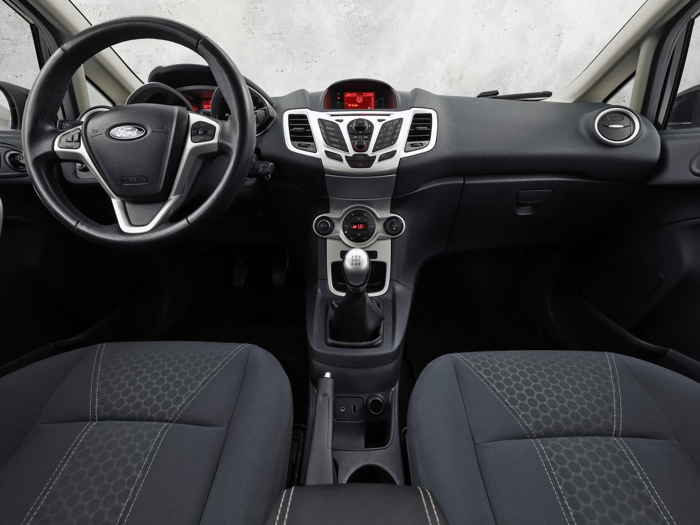 Ford Fiesta 1.25 Titanium (5 DEURS, CLIMATE, CRUISE, SPORTSTOELEN, PARKEERSENSOREN, TREKHAAK, LM VELGEN, ELEK PAKKET, NIEUWSTAAT)
