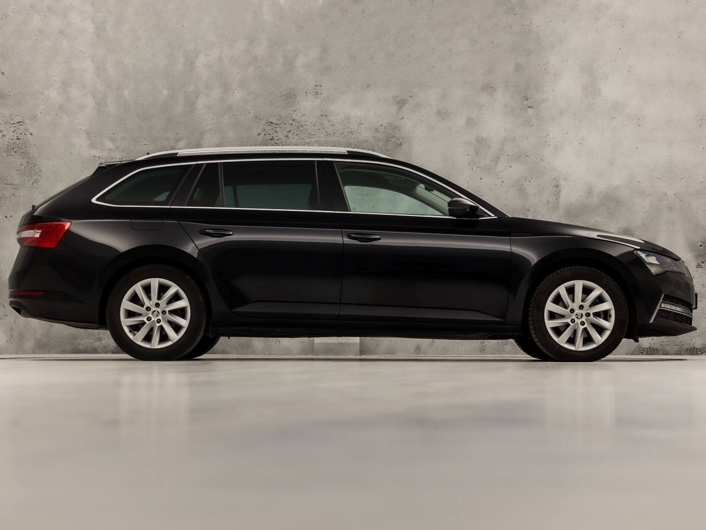 Škoda Superb Combi 1.4 TSI iV Business Sport 218Pk Automaat (VIRTUAL COCKPIT, APPLE CARPLAY, GROOT NAVI, CAMERA, STOELVERWARMING, SPORTSTOELEN, KEYLESS, ADAPTIVE CRUISE, GETINT GLAS, NIEUWSTAAT)
