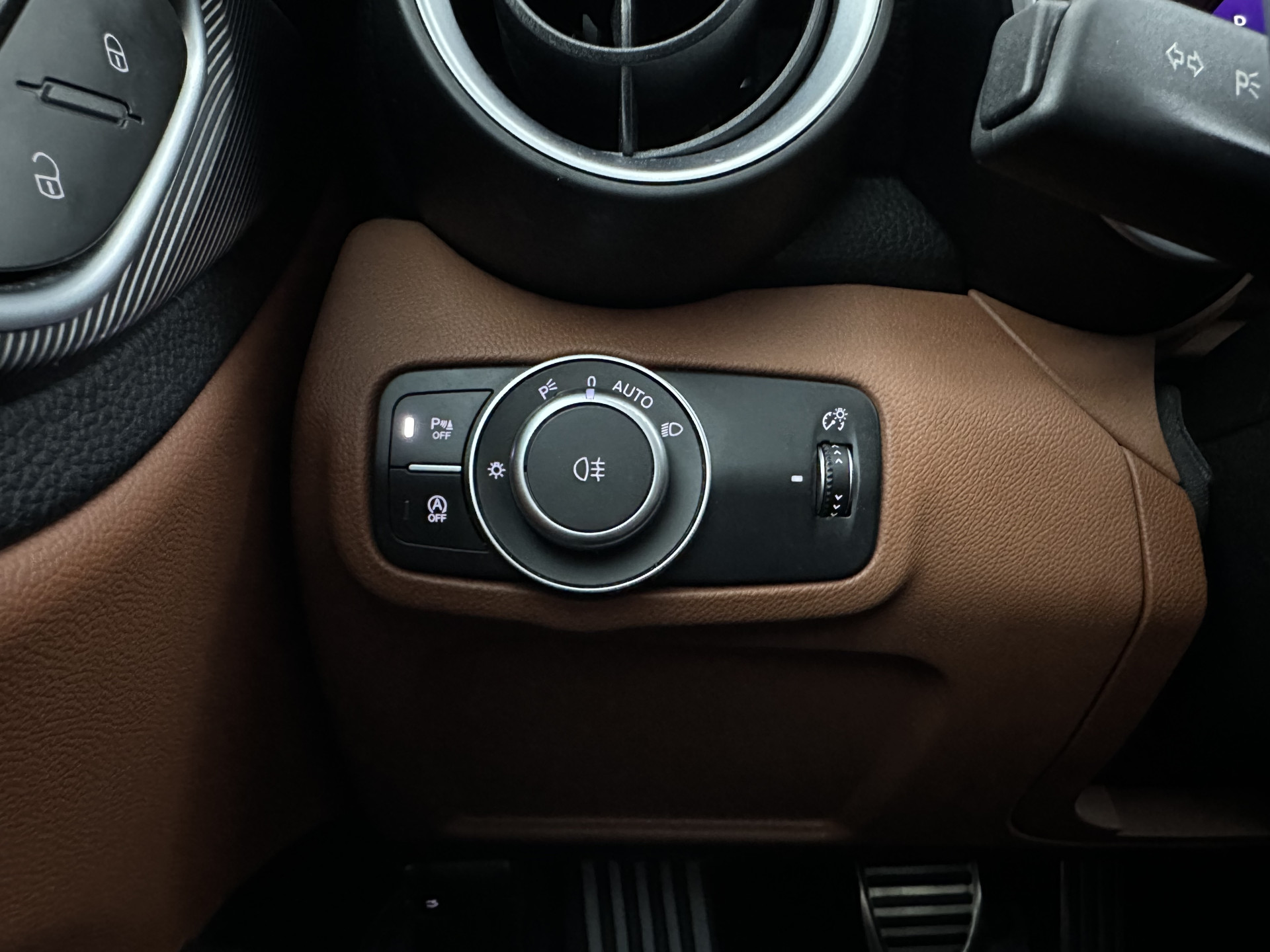 Alfa Romeo Giulia 2.0T Sprint (INCL-BTW) Aut. *PANO | LEATHER-FABRIC | XENON | ADAPTIVE-CRUISE | BLIND-SPOT | SPORTSEATS | CAMERA | NAVI-FULLMAP | DAB+ | SHIFT-PADDLES | PRIVACY-GLASS | LANE-ASSIST | BLINDSPOT | KEYLESS |