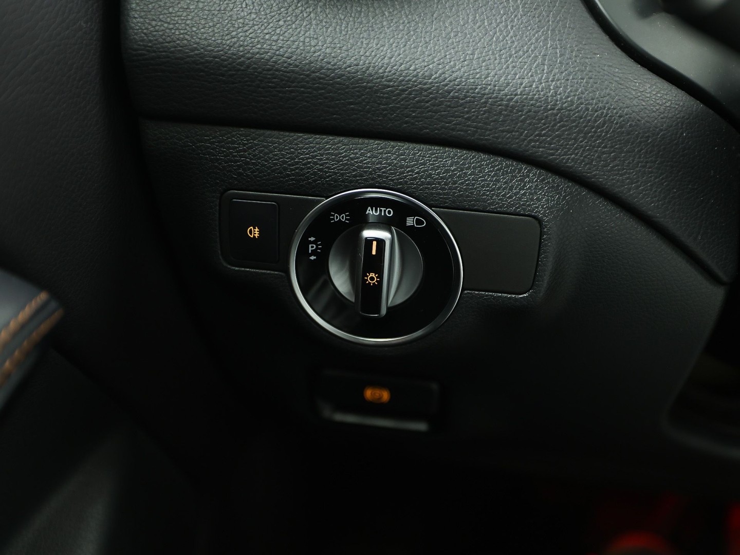Mercedes-Benz CLA-Klasse 180 AMG Sport Automaat (PANORAMADAK, GROOT NAVI, BRUIN LEDER, CAMERA, STOELVERWARMING, SPORTSTOELEN, GETINT GLAS, DIAMOND GRILL, NIEUWE APK, NIEUWSTAAT)