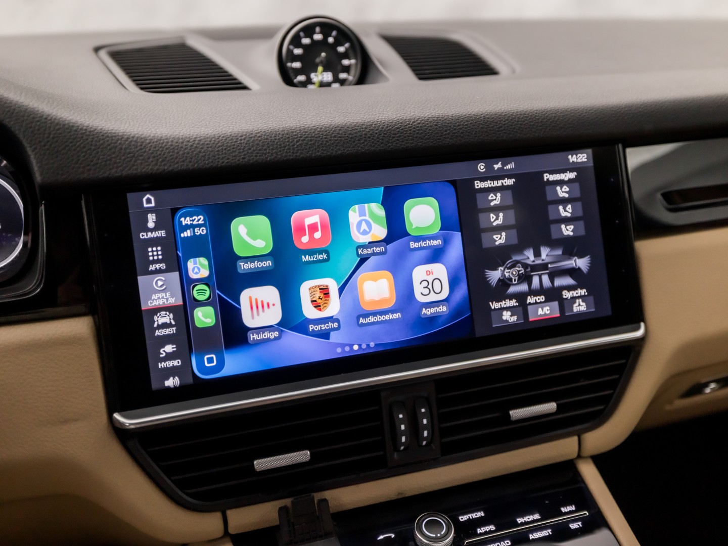 Porsche Cayenne 3.0 E-Hybrid Sport 463Pk (SPORTCHRONO PAKKET, LUCHTVERING, SOH 95%, BLACK PACK, APPLE CARPLAY, MEMORY SEATS, STOELVERWARMING, GETINT GLAS, CAMERA, NIEUWSTAAT)