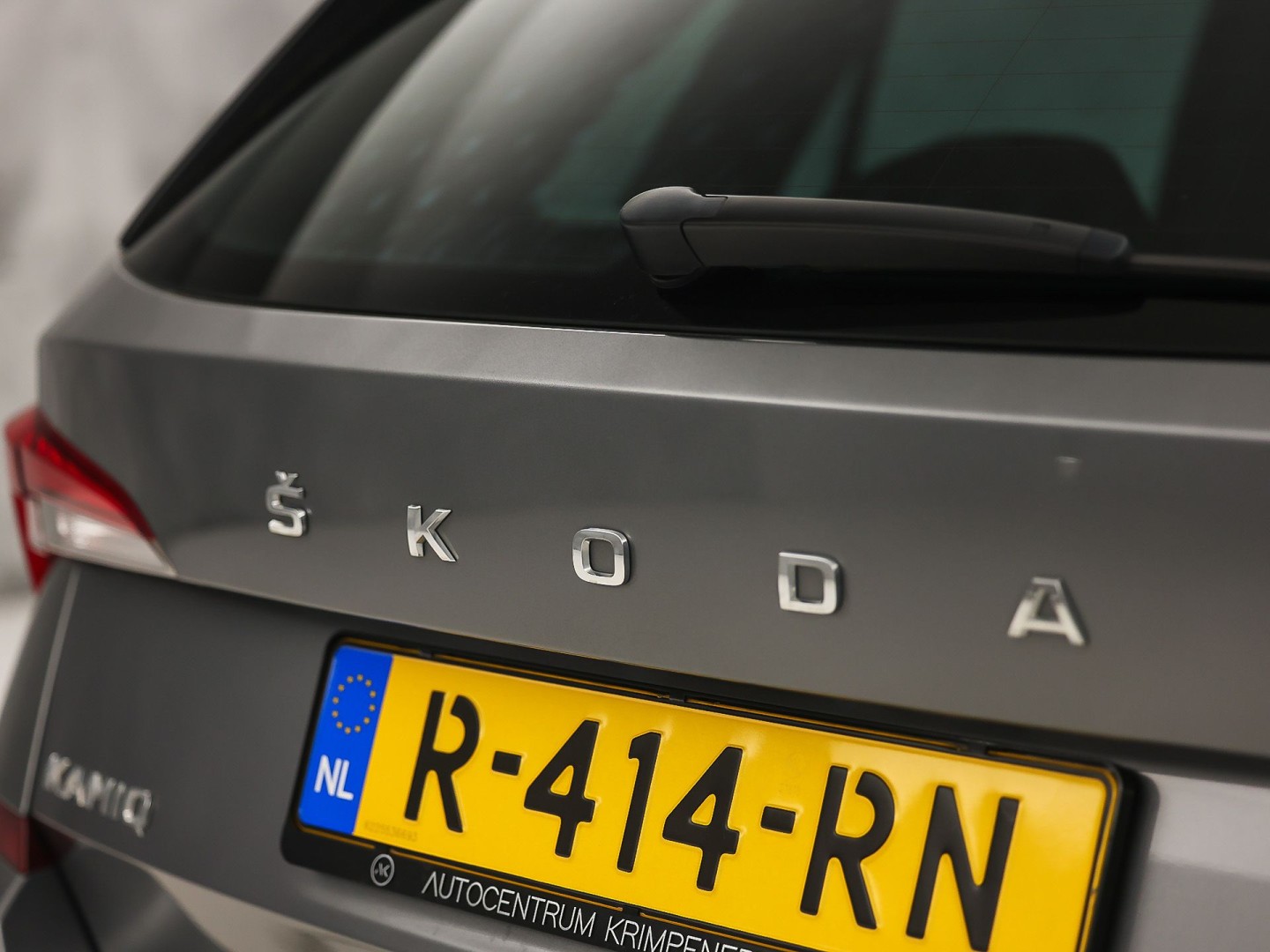 Škoda Kamiq 1.0 TSI Sport Automaat (KUIPSTOELEN, VIRTUAL COCKPIT, APPLE CARPLAY, GROOT NAVI, STOELVERWARMING, ADAPTIVE CRUISE, GETINT GLAS, ZWART HEMEL, NIEUWSTAAT)