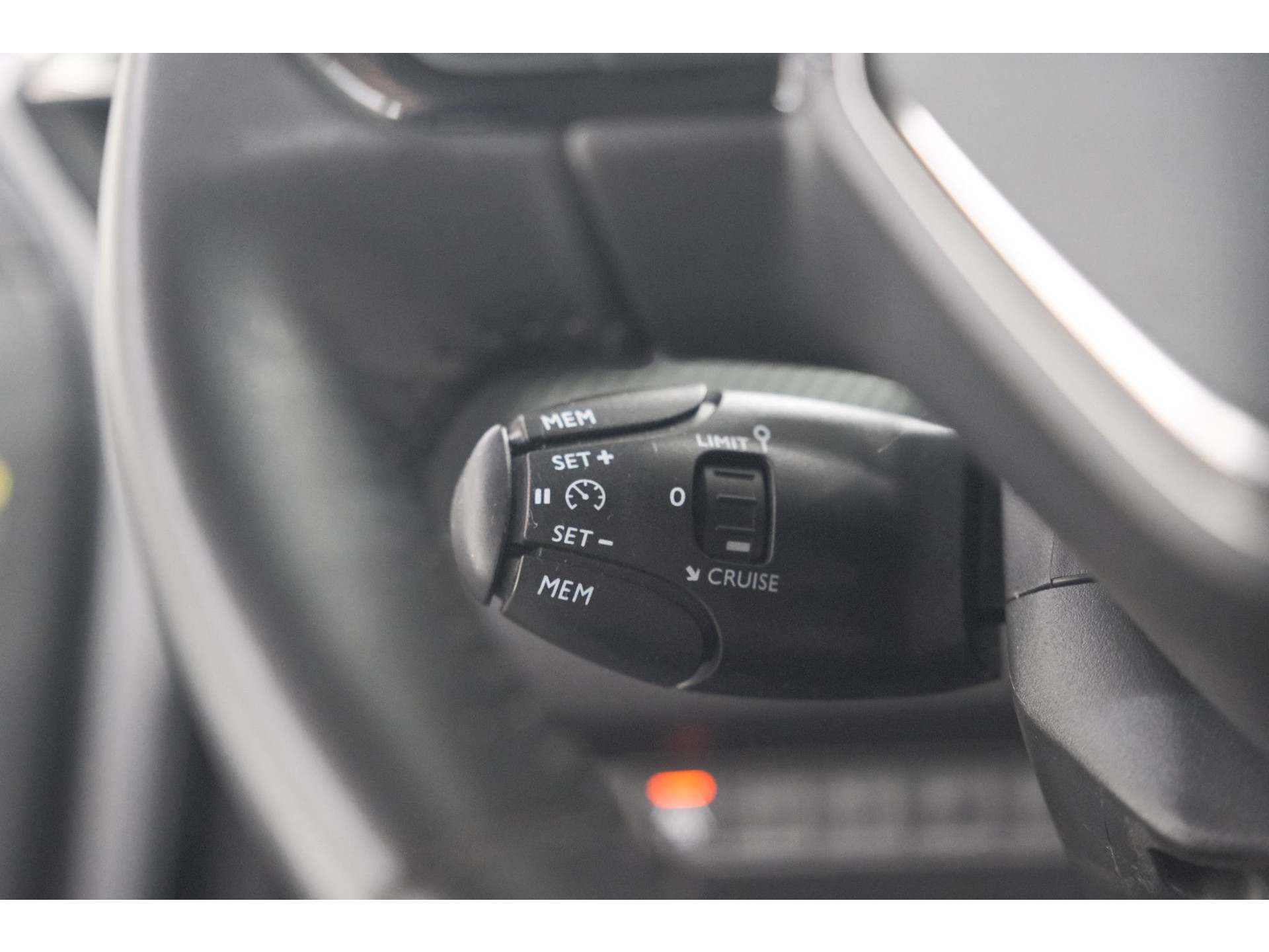 Peugeot e-2008 EV Allure 50 kWh | SOH=96.7 % | 3 Fase Laadfunctie | Camera | Navigatie | Parkeersensoren | Apple Carplay