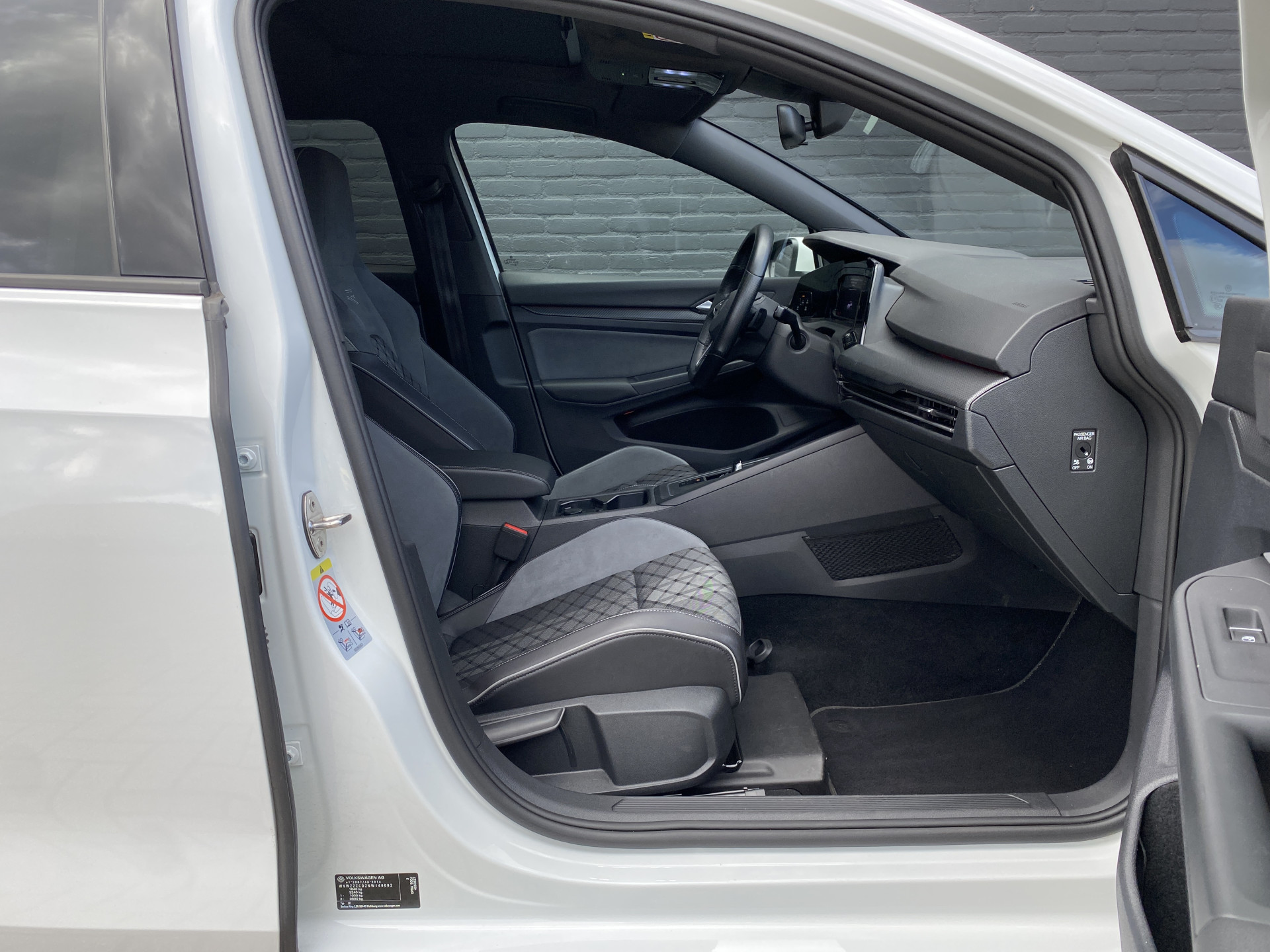 Volkswagen Golf 1.5 eTSI R-Line AUT. | dealer onderh. | panoramadak | stoel-/stuurverw. | keyless | trekhaak | carplay