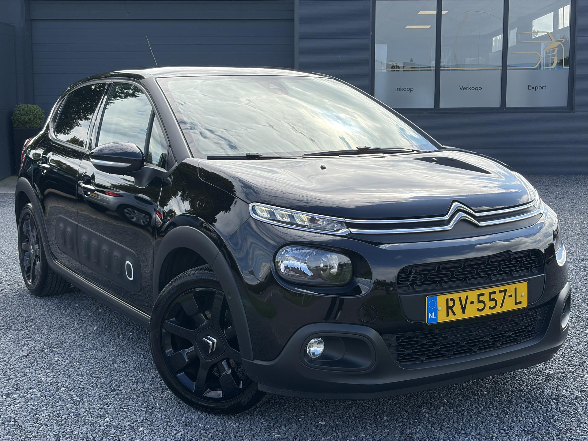 Citroen C3 1.2 PureTech Shine ✓Dealer Onderhouden✓2e Eigenaar✓Carplay✓Camera✓Navi✓Clima✓Cruise✓Pdc V+A✓Keyless✓Halfleder✓Trekhaak✓Rijstrooksensor✓Dodehoeksensor✓17'' Lm velgen✓N.A.P✓Nieuwe Apk bij Aflevering