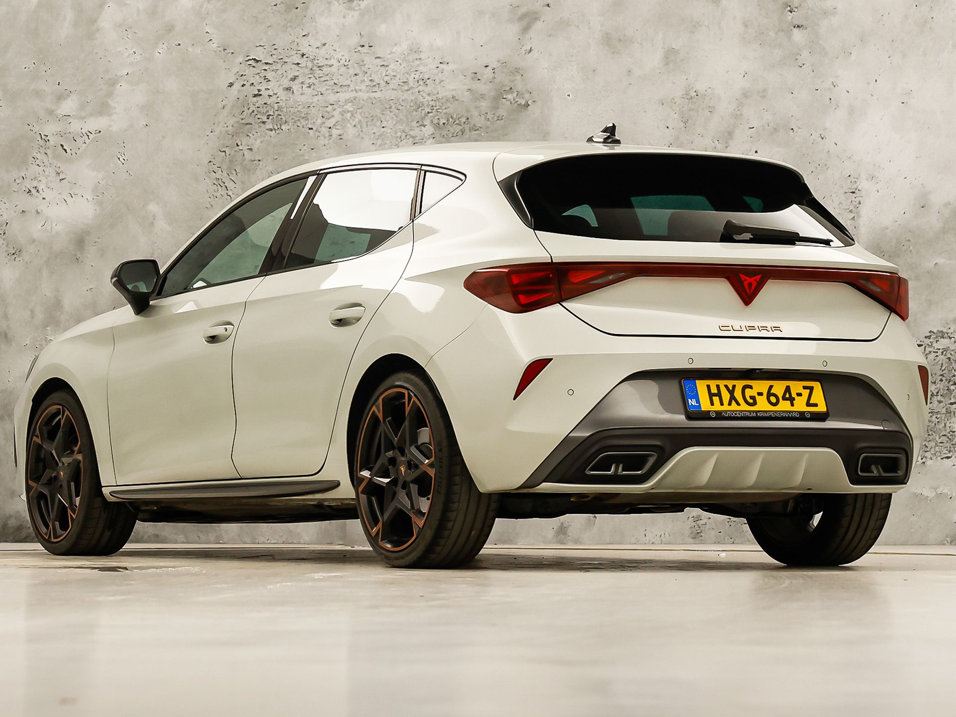CUPRA Leon 1.5 TSI Sport 150Pk Automaat (APPLE CARPLAY, GROOT NAVI, KUIPSTOELEN, SENNHEISER AUDIO, CAMERA, STUUR/STOELVERWARMING, GETINT GLAS, NIEUWSTAAT)