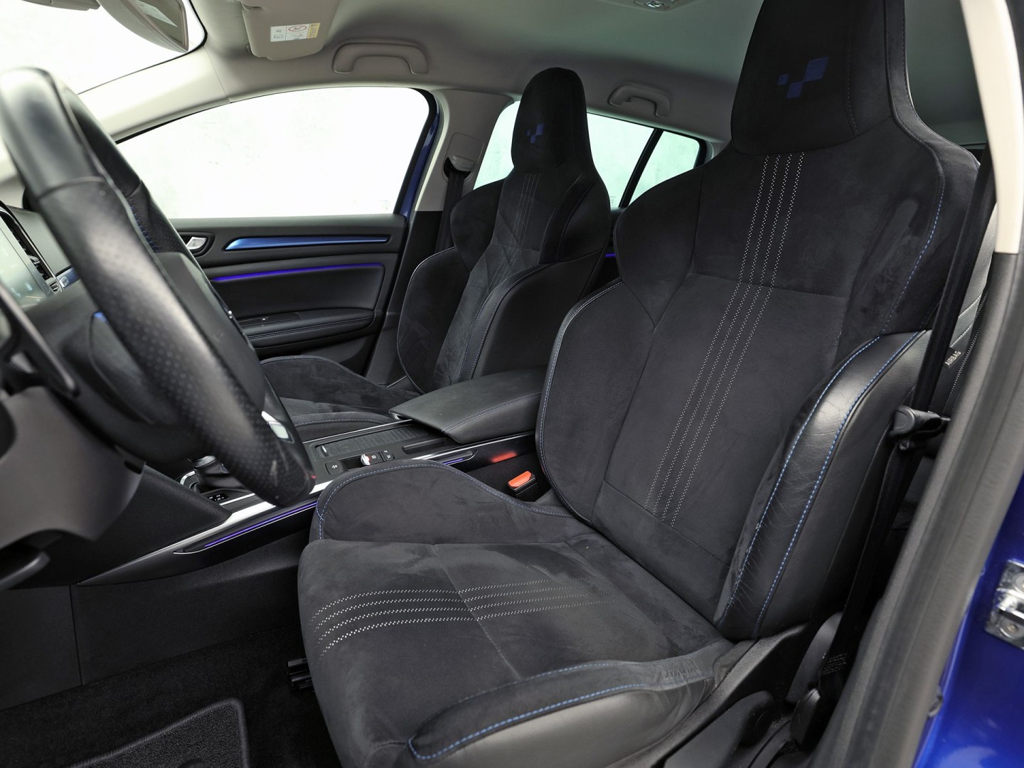 Renault Mégane Estate 1.6 TCe GT 205Pk Automaat (VIRTUAL COCKPIT, GROOT NAVI, KUIPSTOELEN, HEAD-UP DISPLAY, CAMERA, ADAPTIVE CRUISE, BOSE, STOELVERWARMING, NIEUWSTAAT)