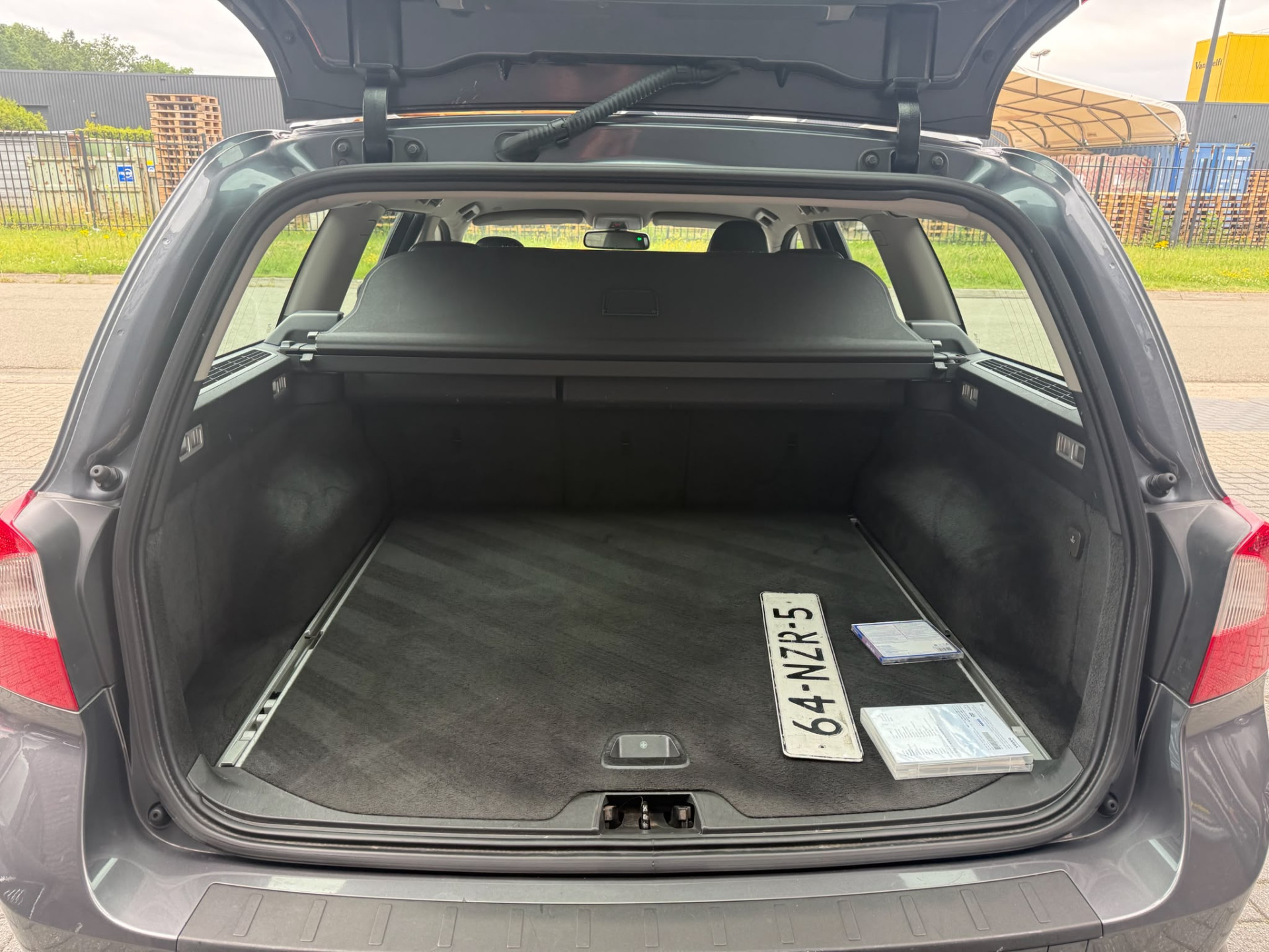 Volvo V70 2.0T R-Edition | 3E EIGENAAR | AUTOMAAT | LEDER | NAVI | XENON | CRUISE | TREKHAAK |