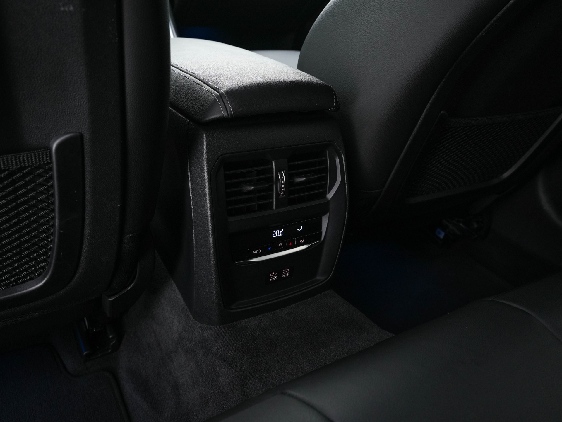 BMW 3-serie Touring 320e Business Edition Plus [Plug-In] (INCL-BTW) Aut. *LEATHER | FULL-LED | HEATED-SPORTSEATS | DIGI-COCKPIT | HIFI-SOUND | NAVI-FULLMAP | PRIVACYGLASS | PDC | AMBIENTLIGHT | DAB | KEYLESS | TOWBAR | 17"ALU* *